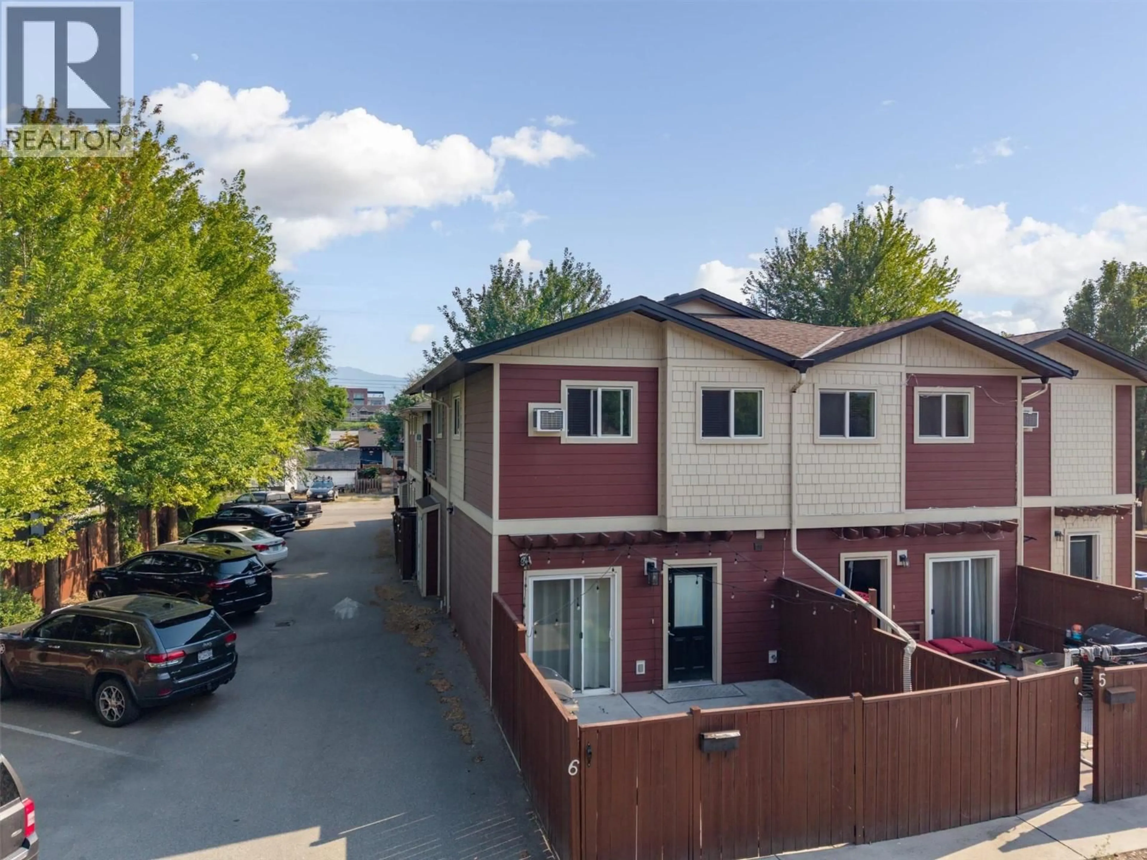 A pic from outside/outdoor area/front of a property/back of a property/a pic from drone, street for 6 - 505 FRANCIS AVENUE, Kelowna British Columbia V1Y5G4