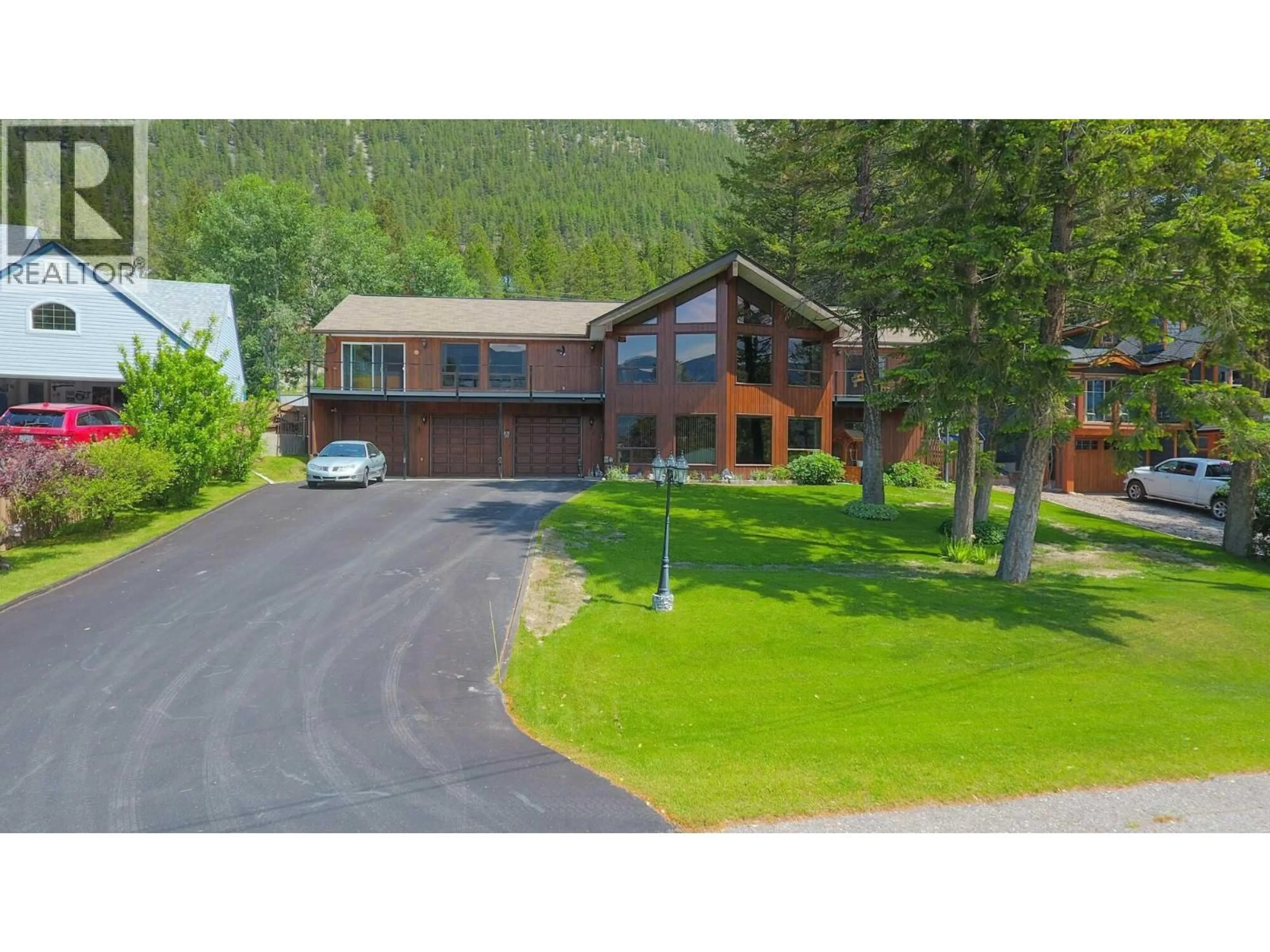 A pic from outside/outdoor area/front of a property/back of a property/a pic from drone, mountain view for 8408 RICHARDSON CRESCENT, Canal Flats British Columbia V0B1B0