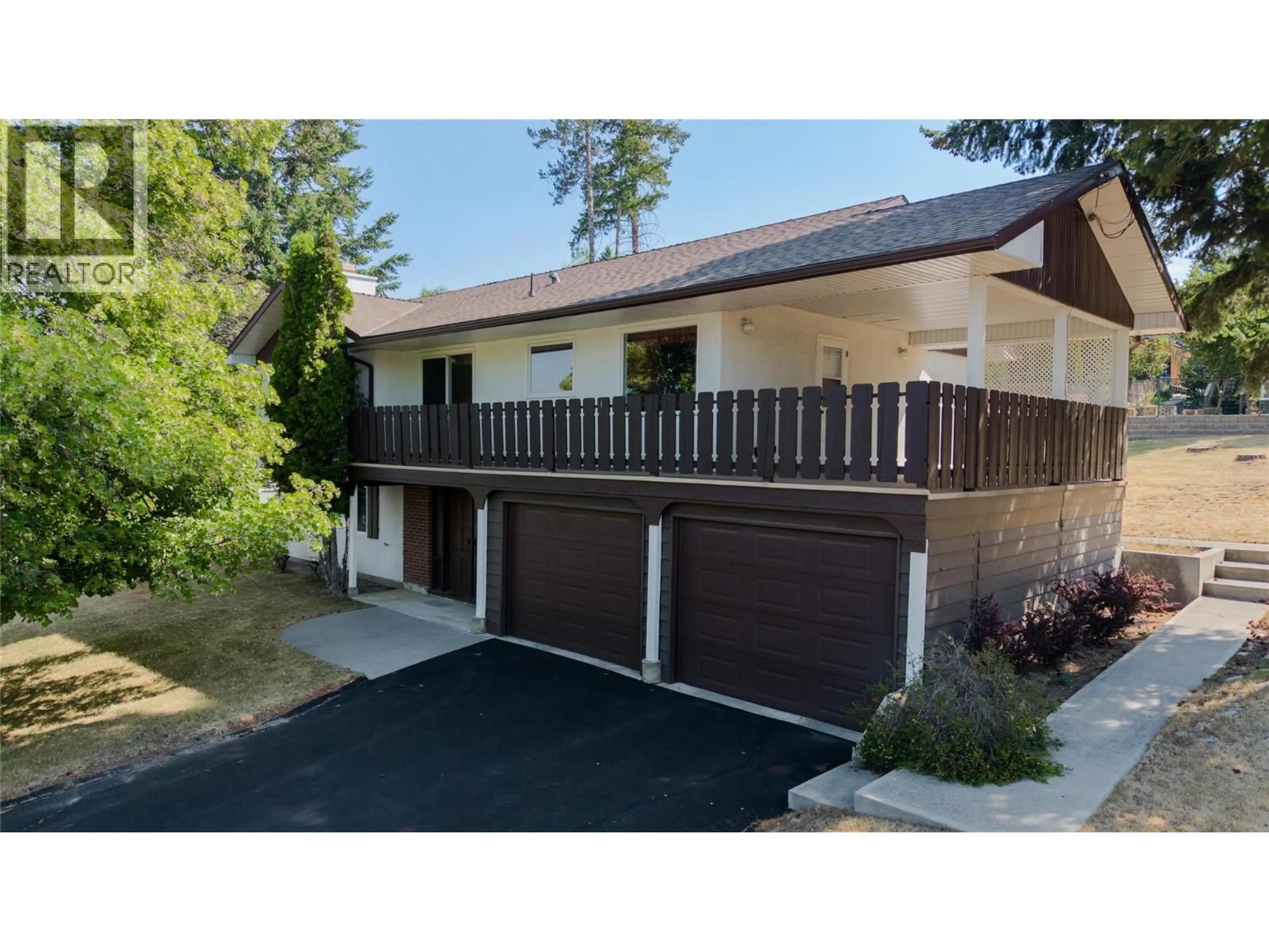 Home with vinyl exterior material, street for 804 28TH AVENUE SOUTH, Cranbrook British Columbia V1C3K1