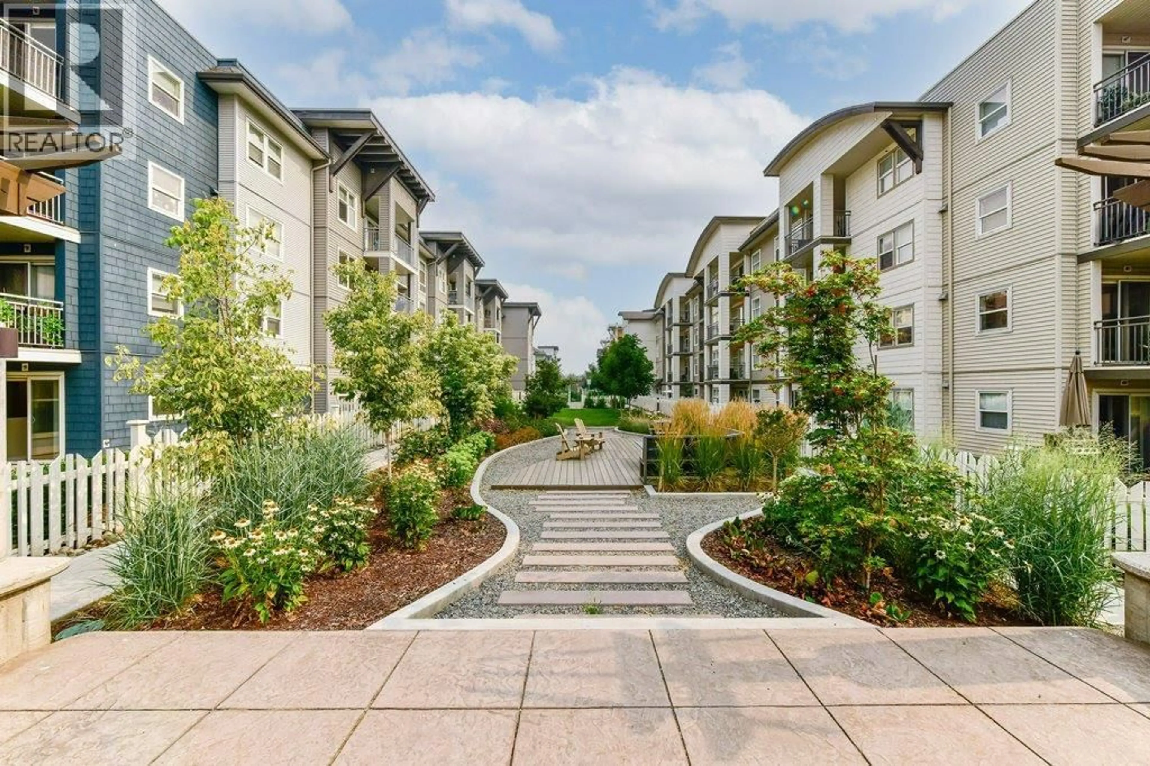 Patio, street for 304 - 547 YATES ROAD, Kelowna British Columbia V1V2T9