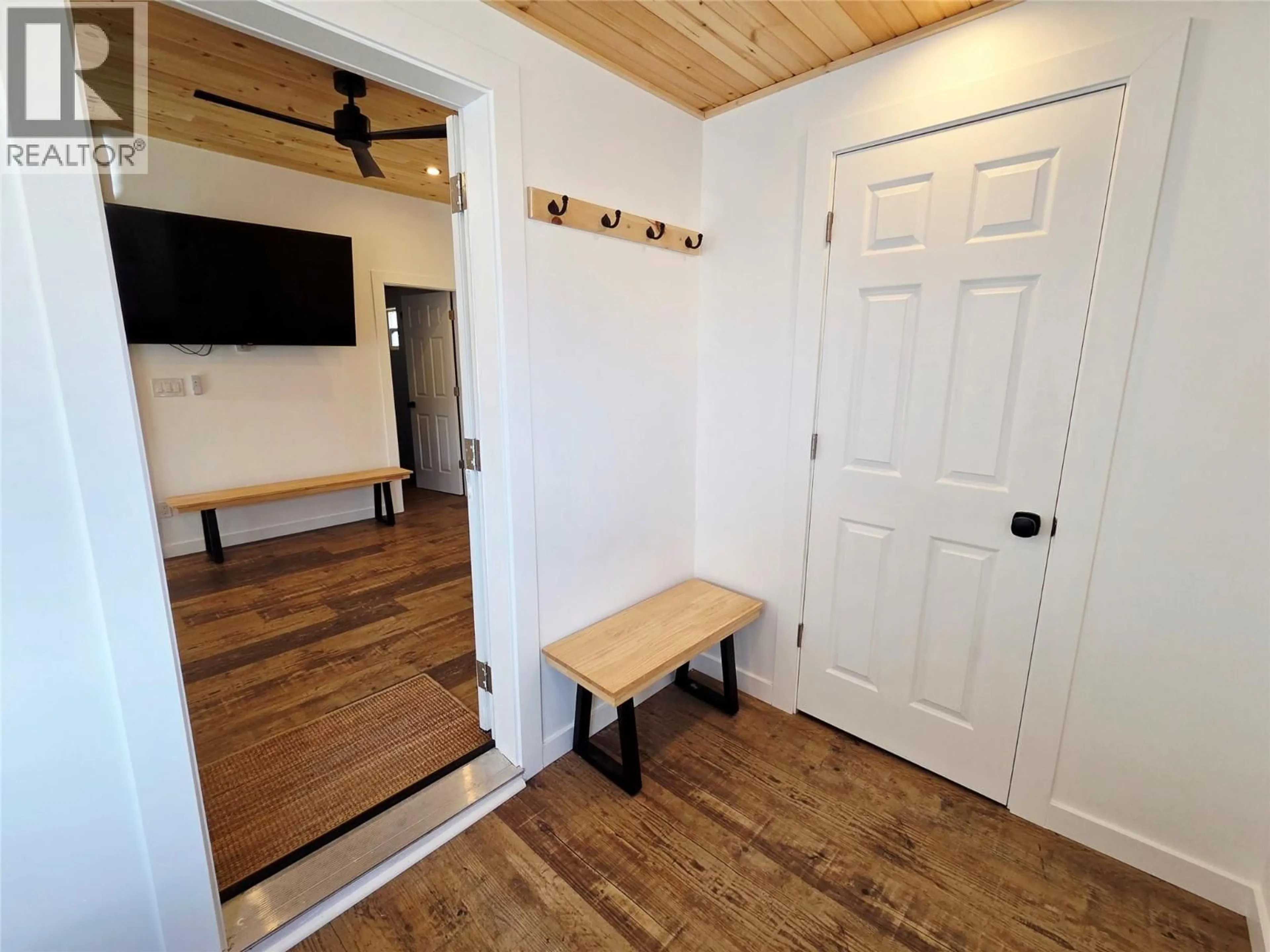 Indoor entryway for 565 WALLINGER AVENUE, Kimberley British Columbia V1A1Z8