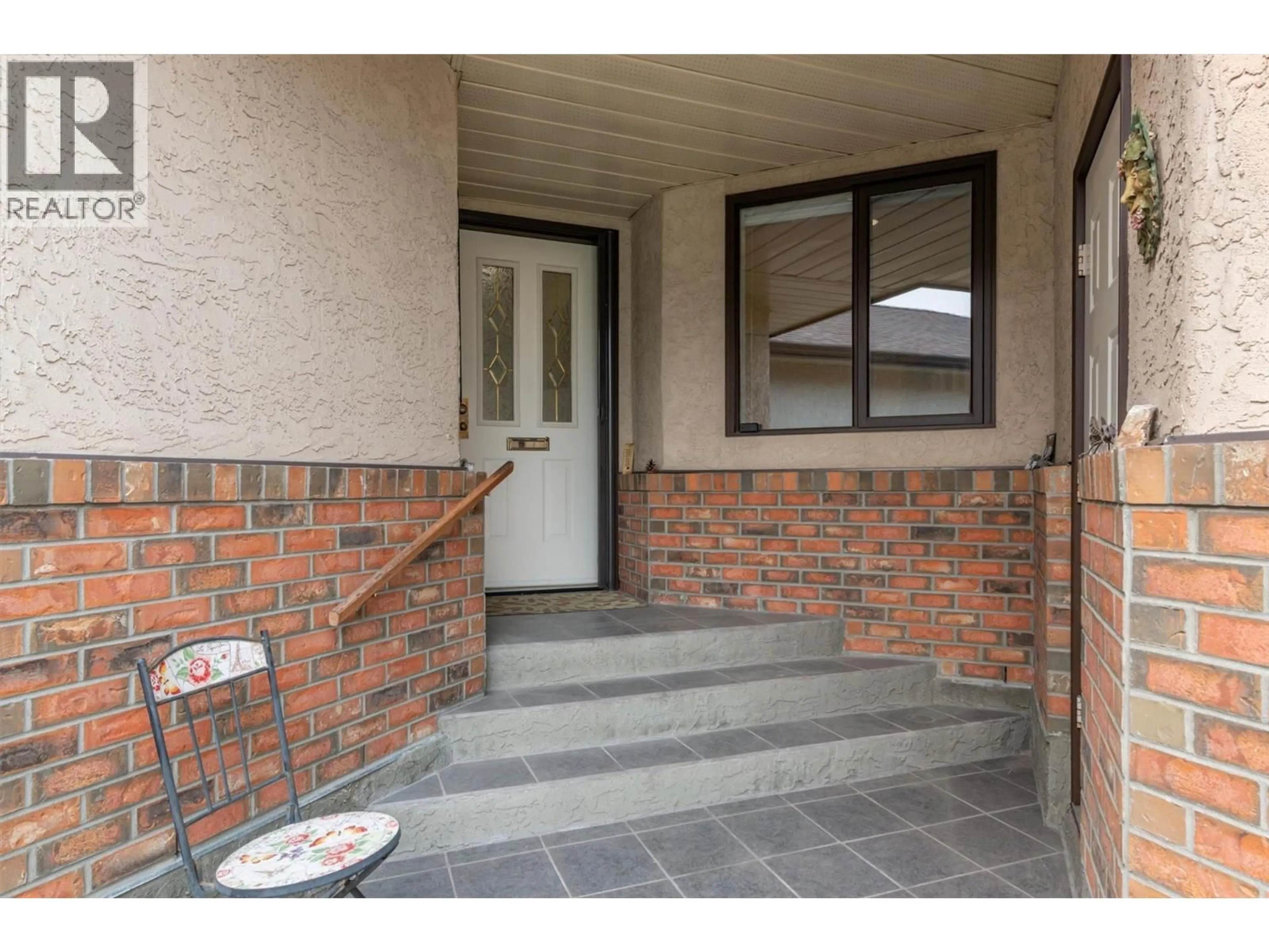 Indoor entryway for 83 - 2200 GORDON DRIVE, Kelowna British Columbia V1Y8T7