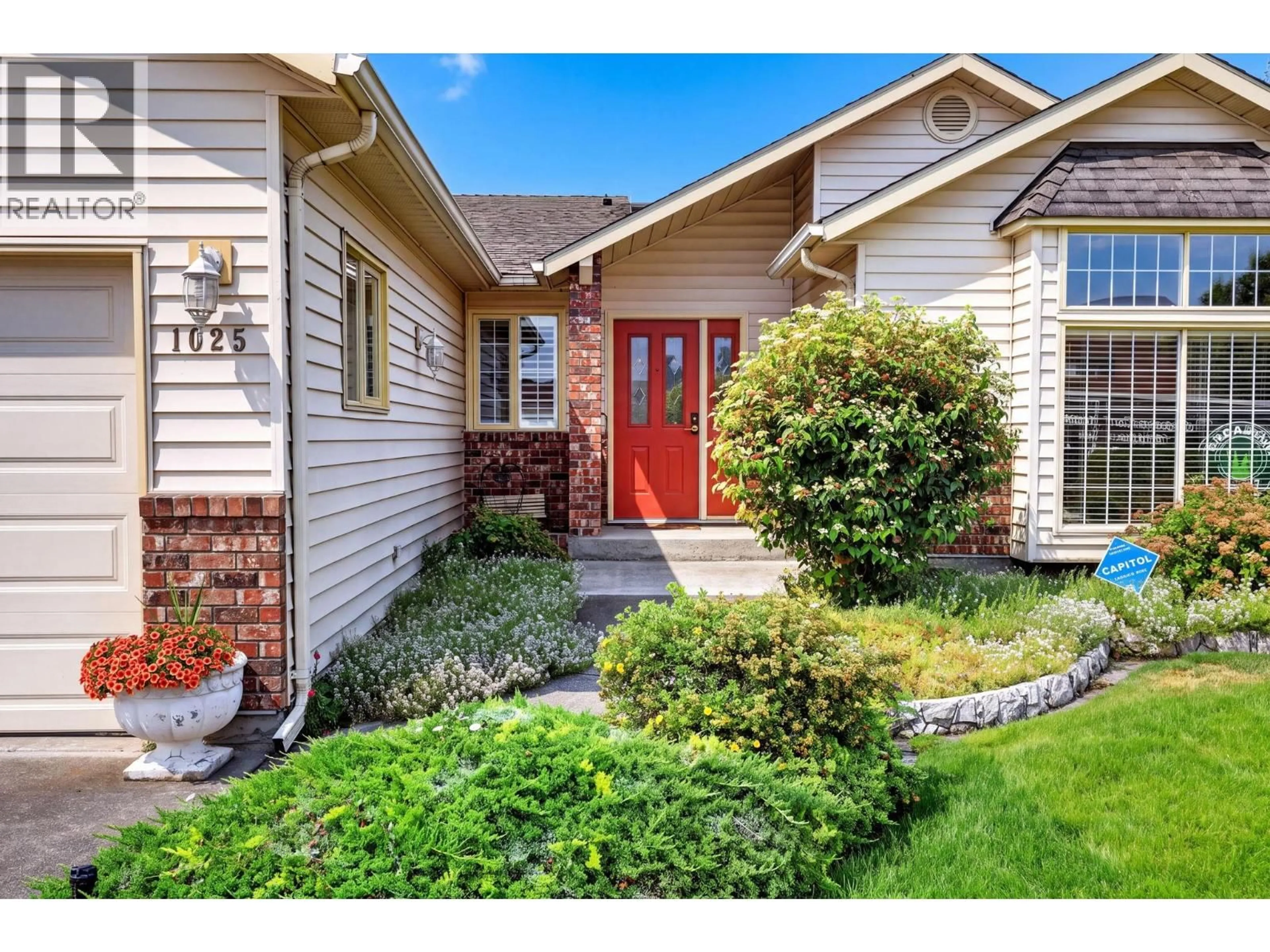 Home with vinyl exterior material, street for 1025 CUSHING COURT, Kelowna British Columbia V1Y8W7