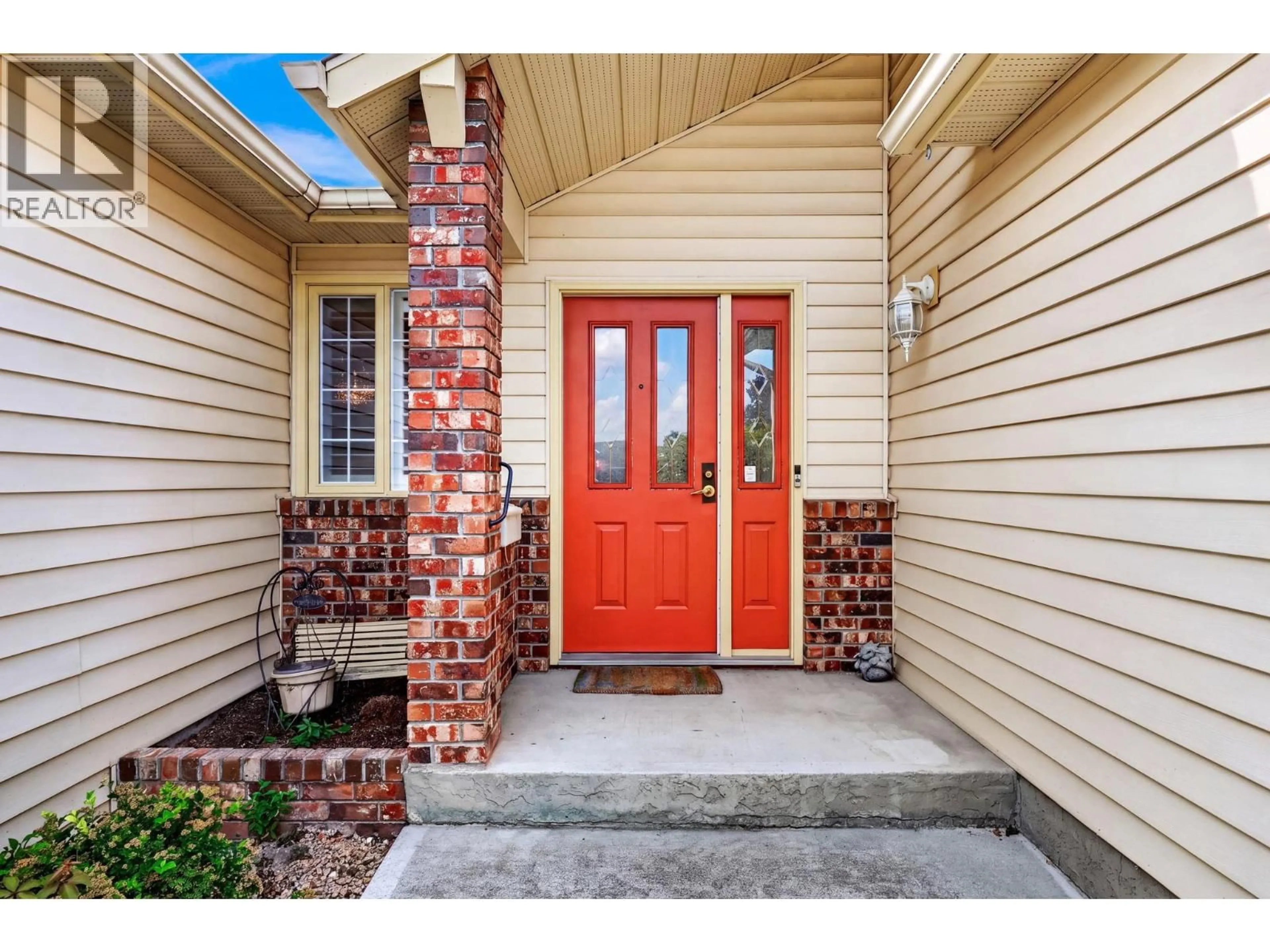 Indoor entryway for 1025 CUSHING COURT, Kelowna British Columbia V1Y8W7
