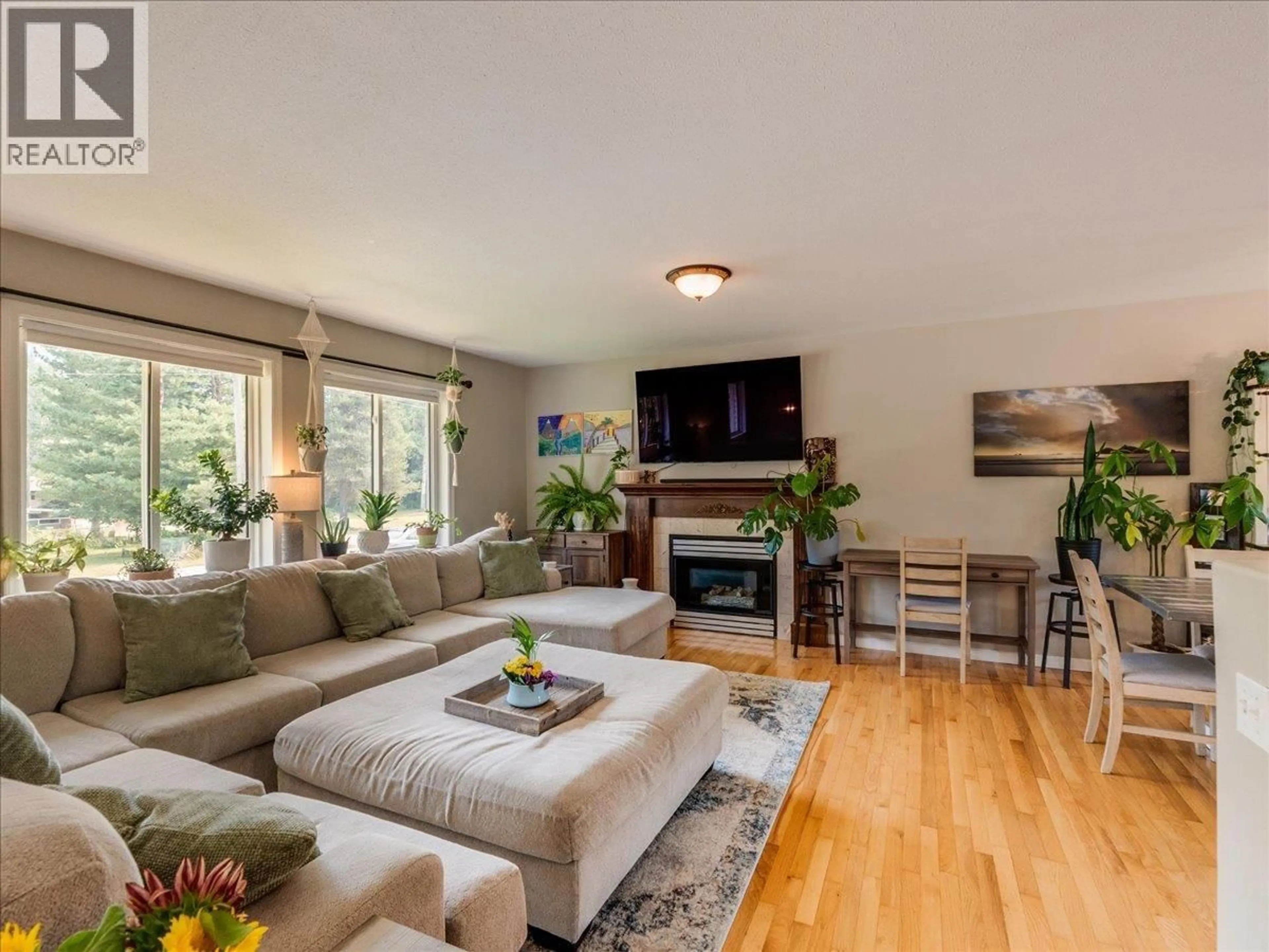 Living room with furniture, wood/laminate floor for 1328 GLENDALE AVENUE, Salmo British Columbia V0G1Z0