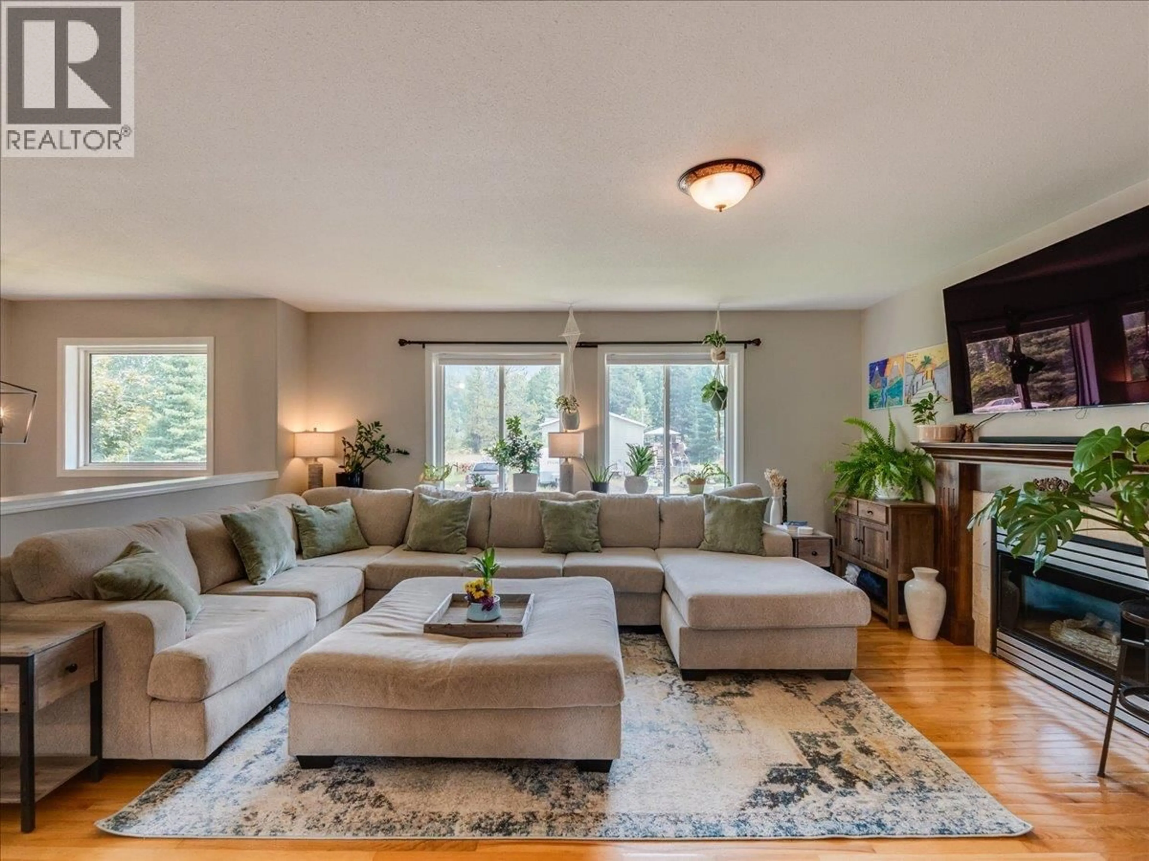 Living room with furniture, unknown for 1328 GLENDALE AVENUE, Salmo British Columbia V0G1Z0