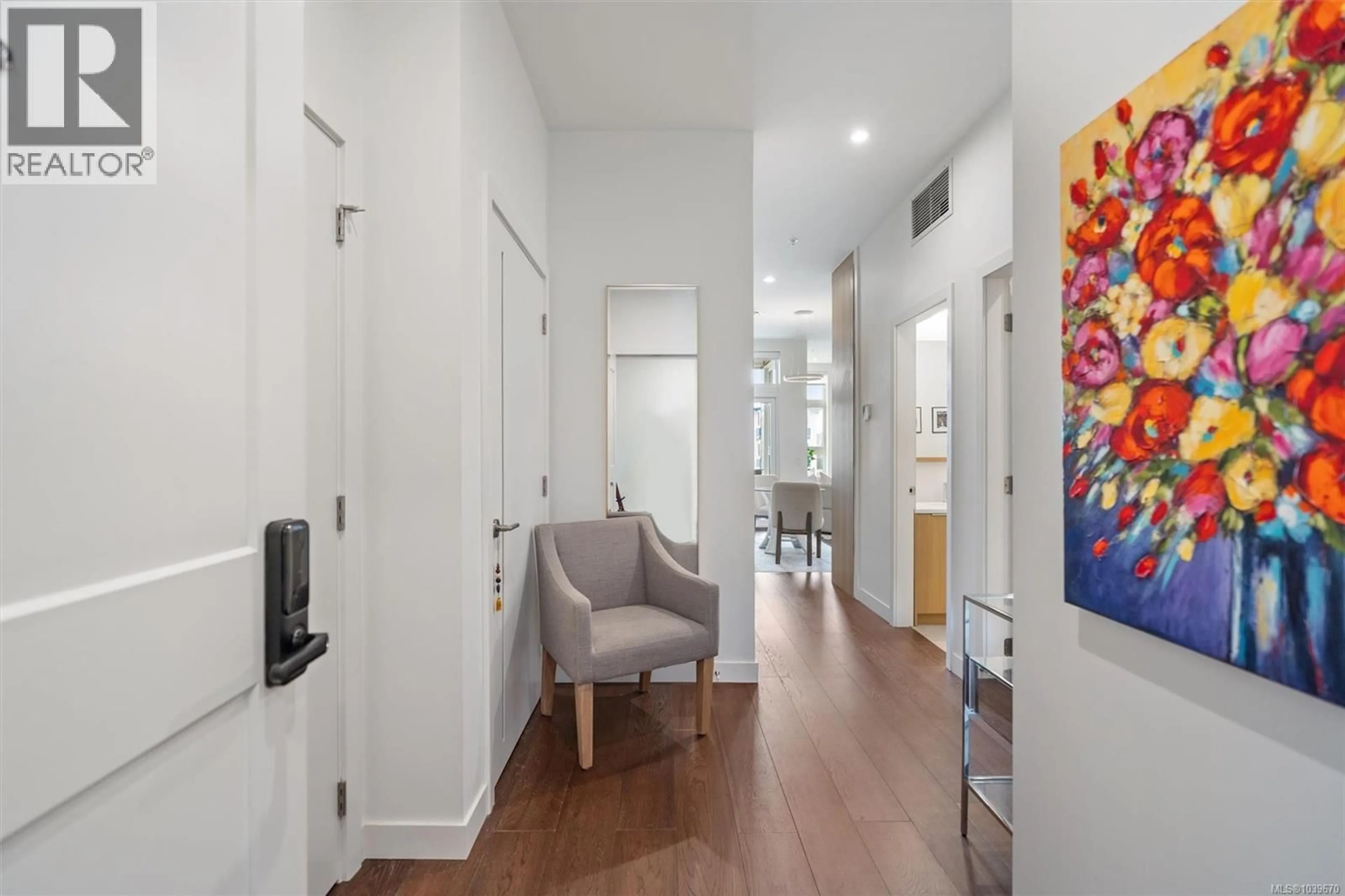 Indoor entryway for 205 - 9570 FIFTH STREET, Sidney British Columbia V8L2W5