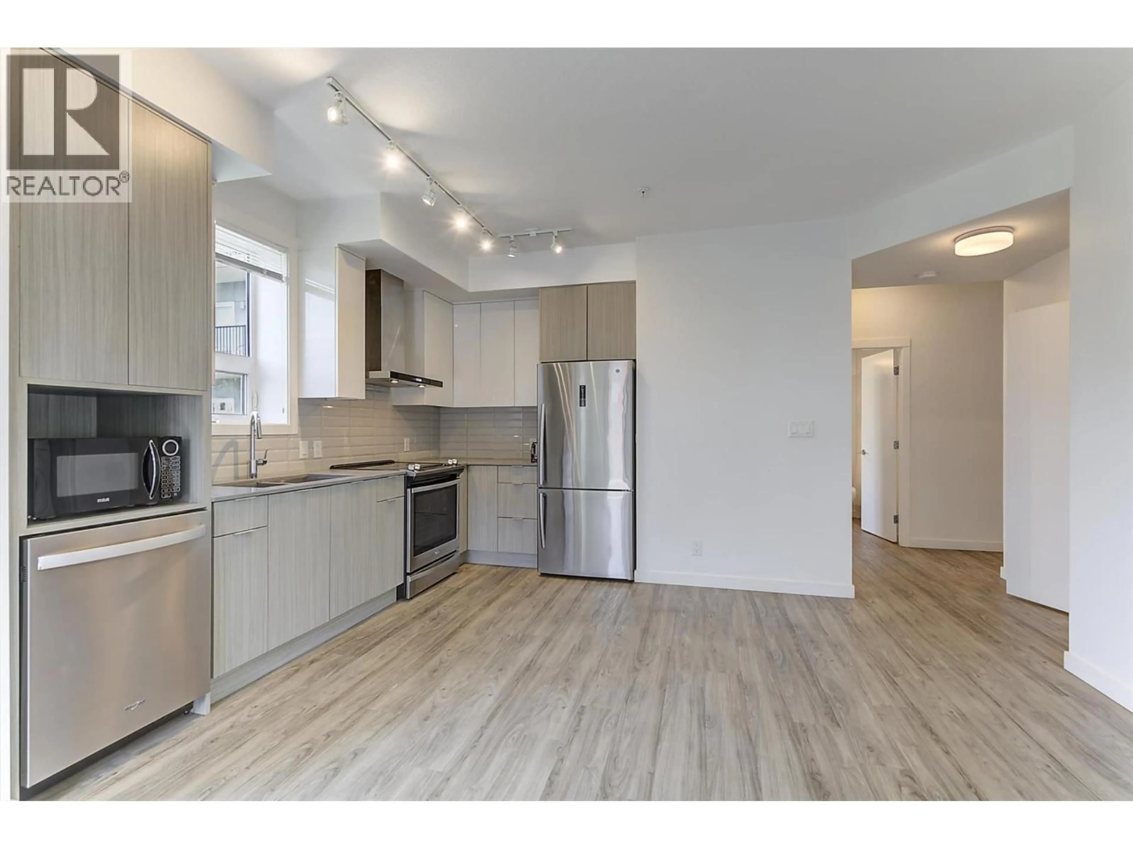 Open concept kitchen, wood/laminate floor for 306 - 1775 CHAPMAN PLACE, Kelowna British Columbia V1Y0G3