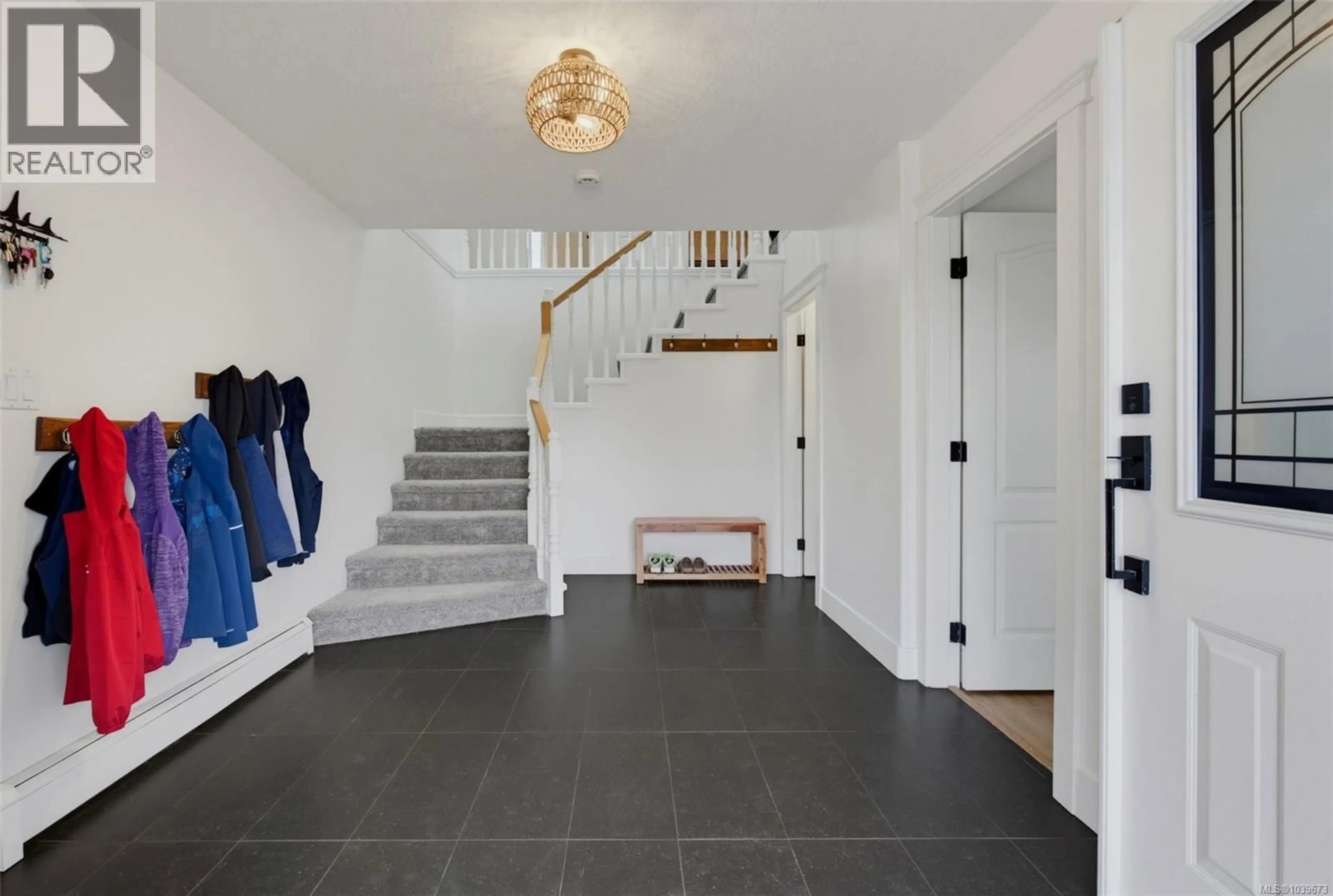 Indoor entryway for 4000 SANTA ROSA PLACE, Saanich British Columbia V8Z7K9