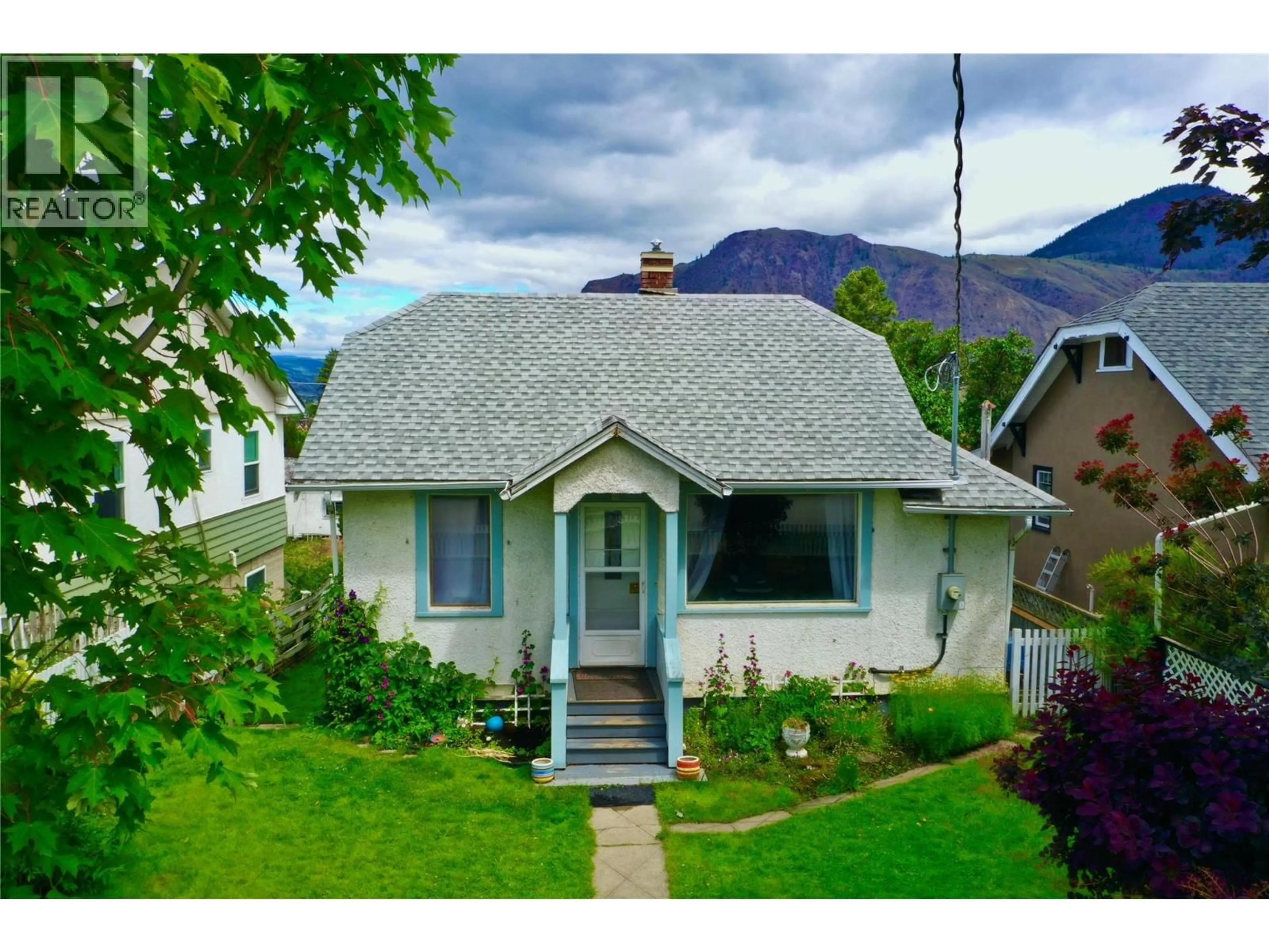 Home with vinyl exterior material, street for 960 NICOLA STREET, Kamloops British Columbia V2C2R9