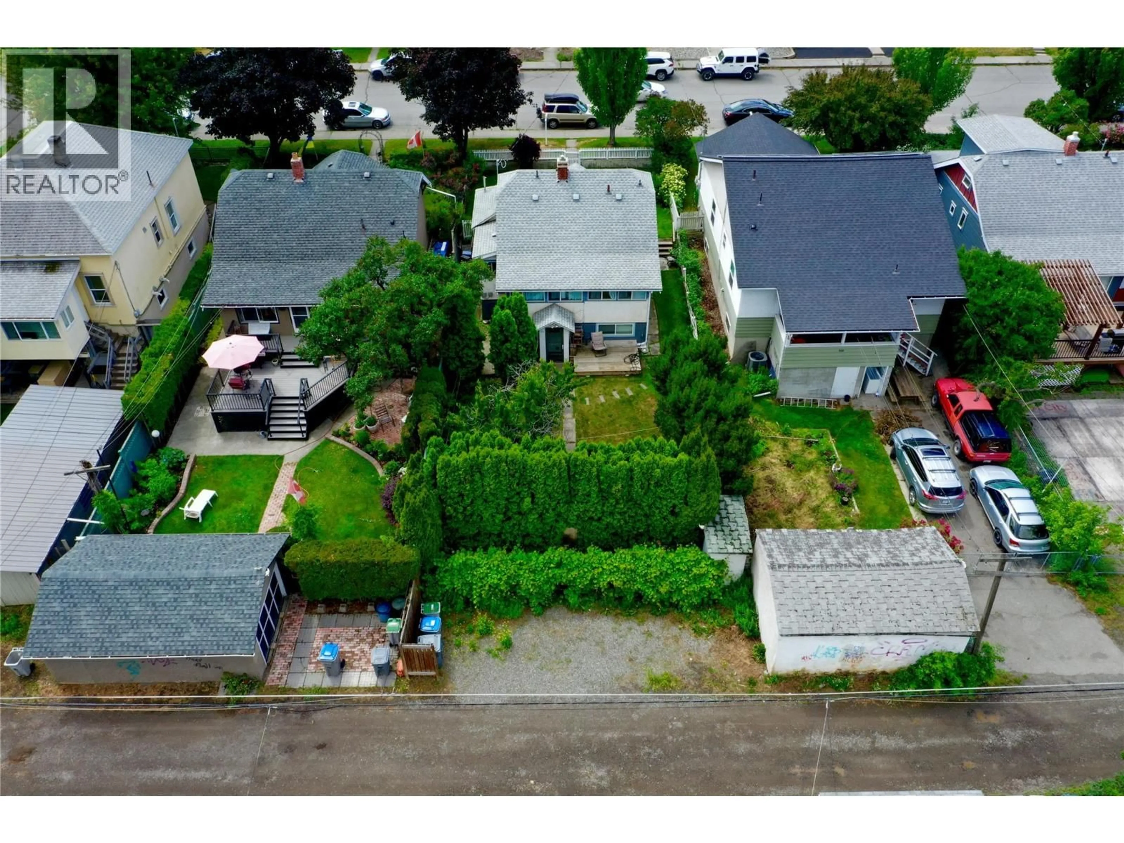 A pic from outside/outdoor area/front of a property/back of a property/a pic from drone, street for 960 NICOLA STREET, Kamloops British Columbia V2C2R9