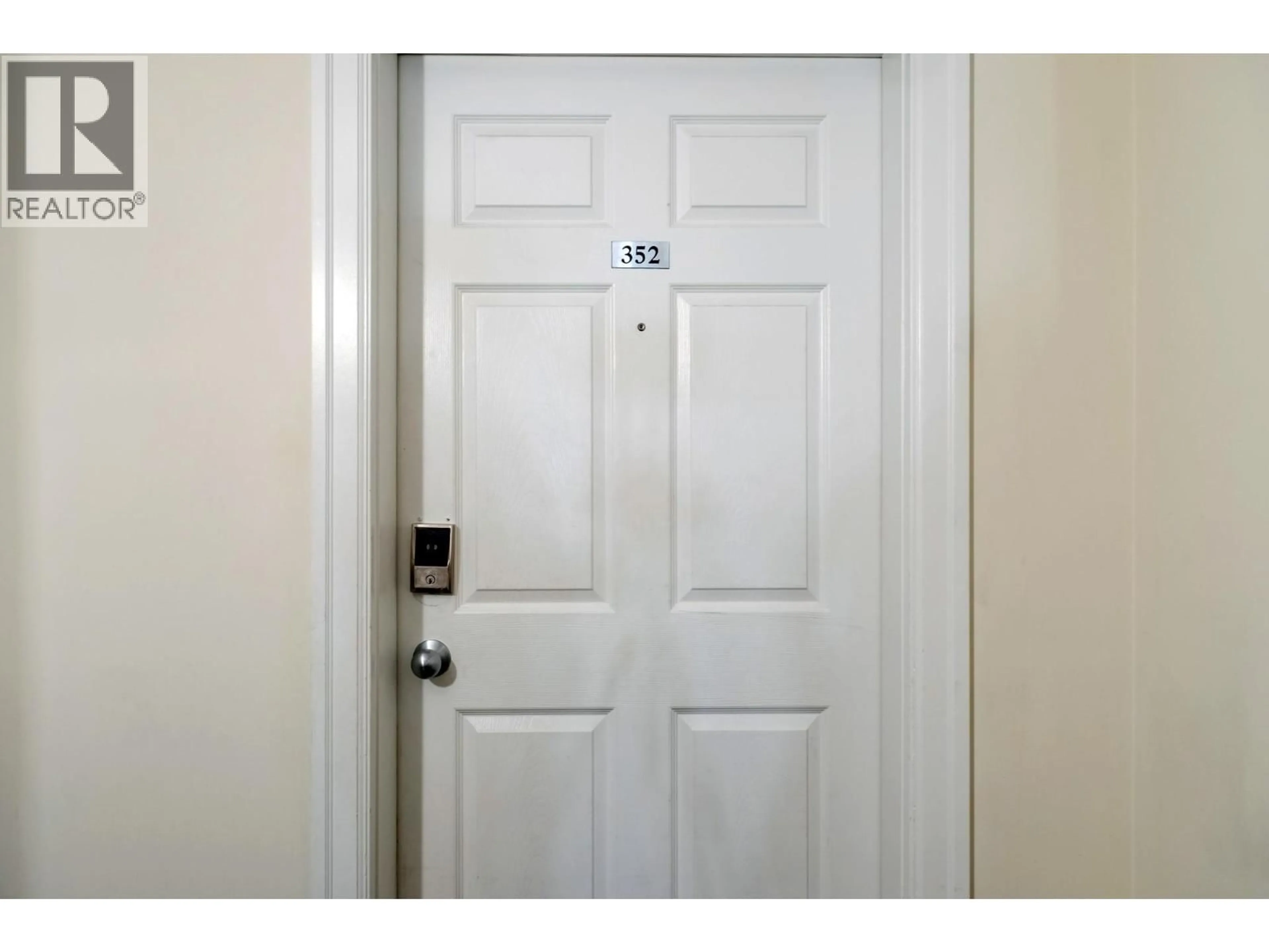 Indoor entryway for 352 - 1088 SUNSET DRIVE, Kelowna British Columbia V1Y9W1
