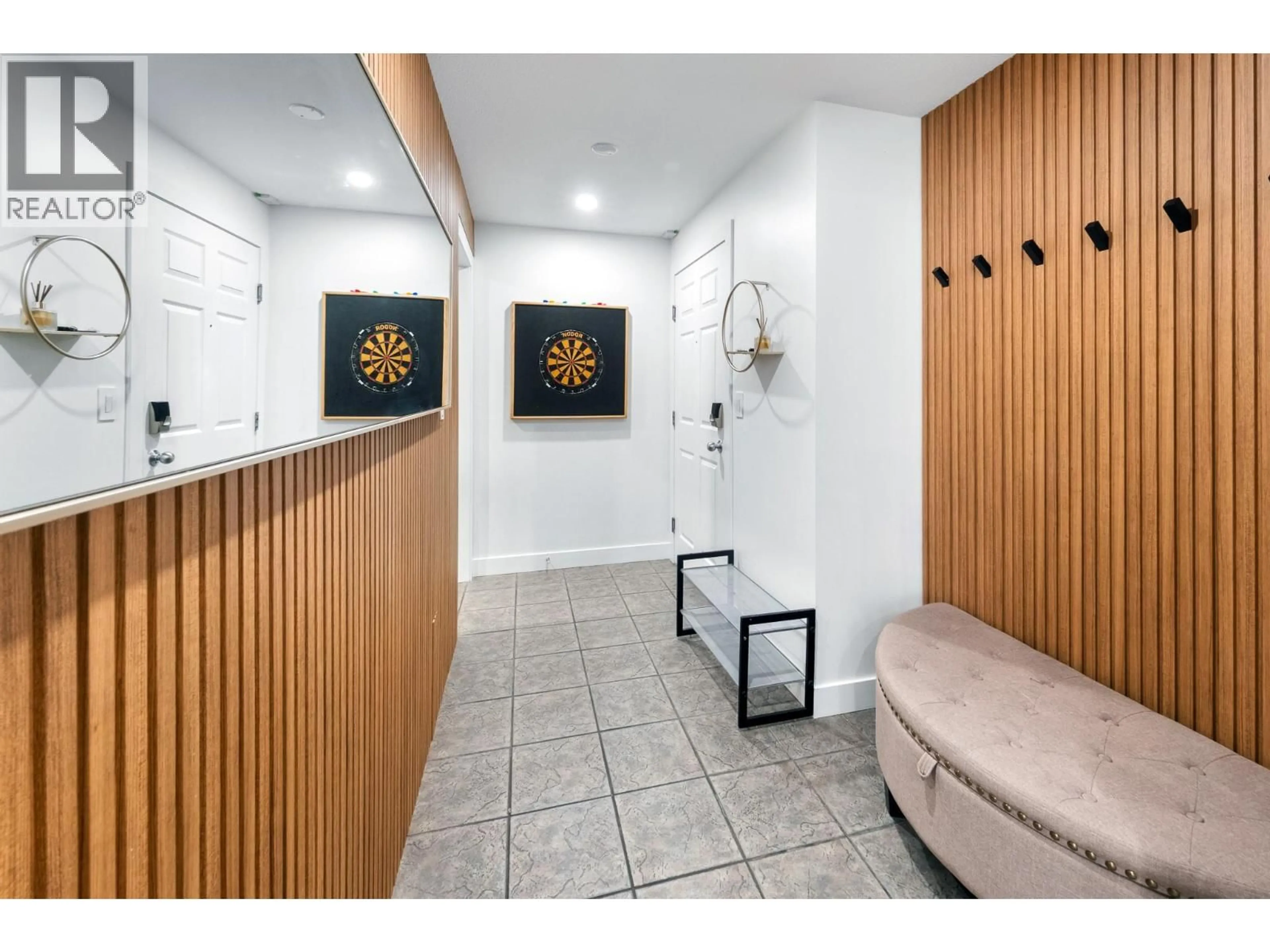 Indoor foyer for 352 - 1088 SUNSET DRIVE, Kelowna British Columbia V1Y9W1