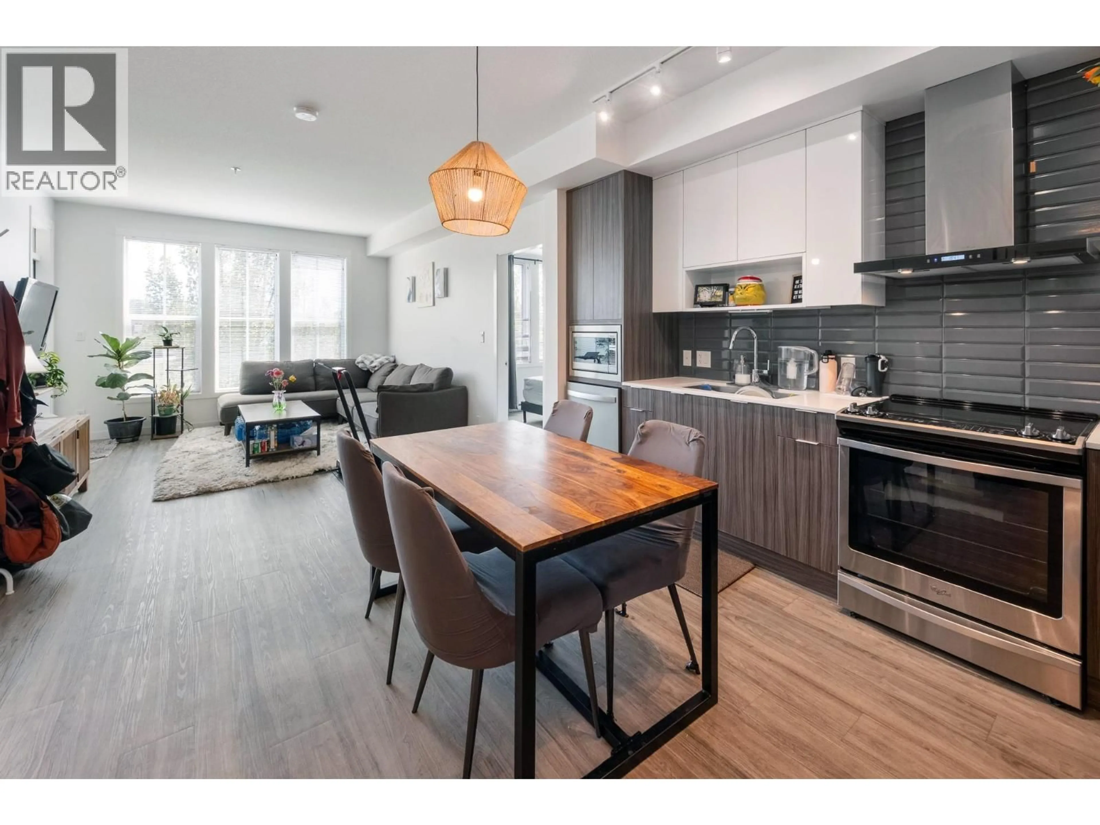 Open concept kitchen, wood/laminate floor for 223 - 1775 CHAPMAN PLACE, Kelowna British Columbia V1Y0G3
