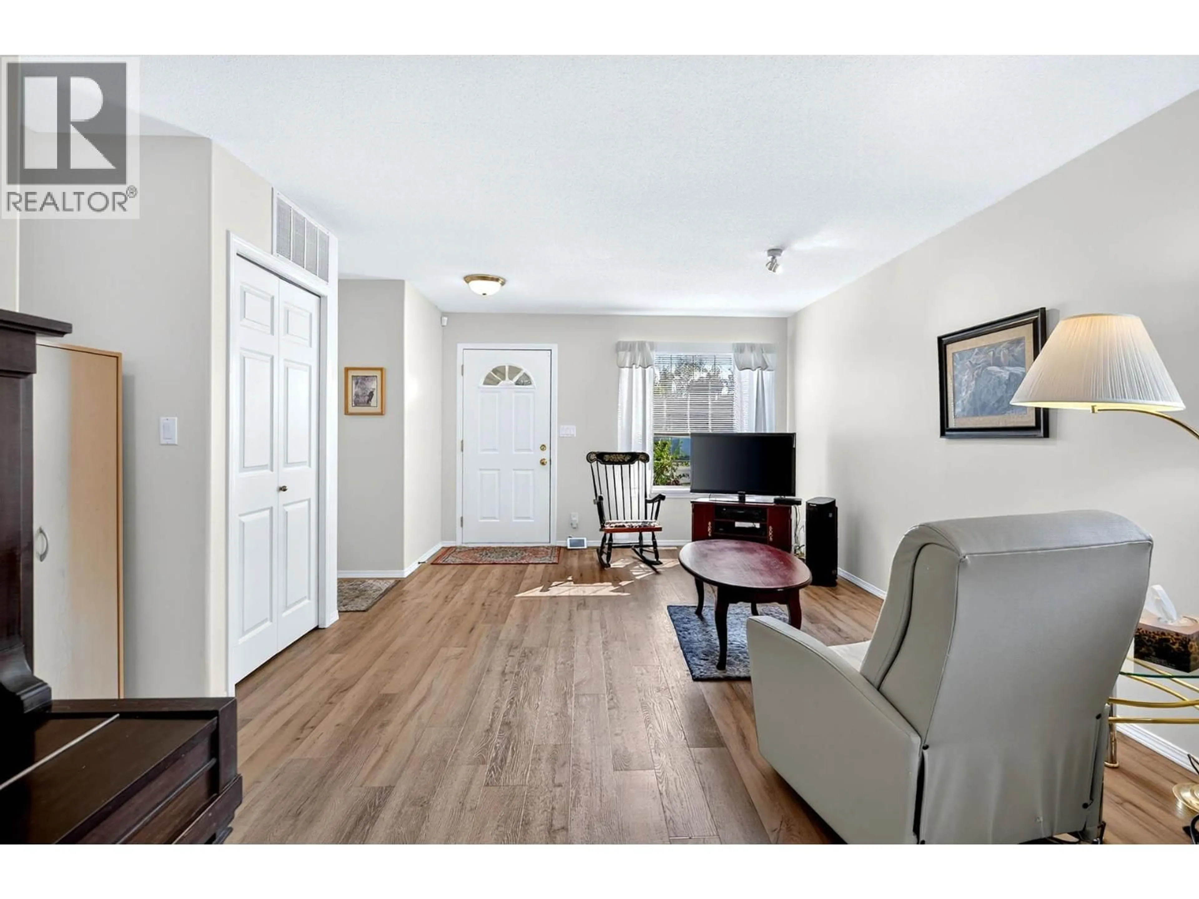 Living room with furniture, wood/laminate floor for 21 - 1951 LODGEPOLE DRIVE, Kamloops British Columbia V1S1Y1