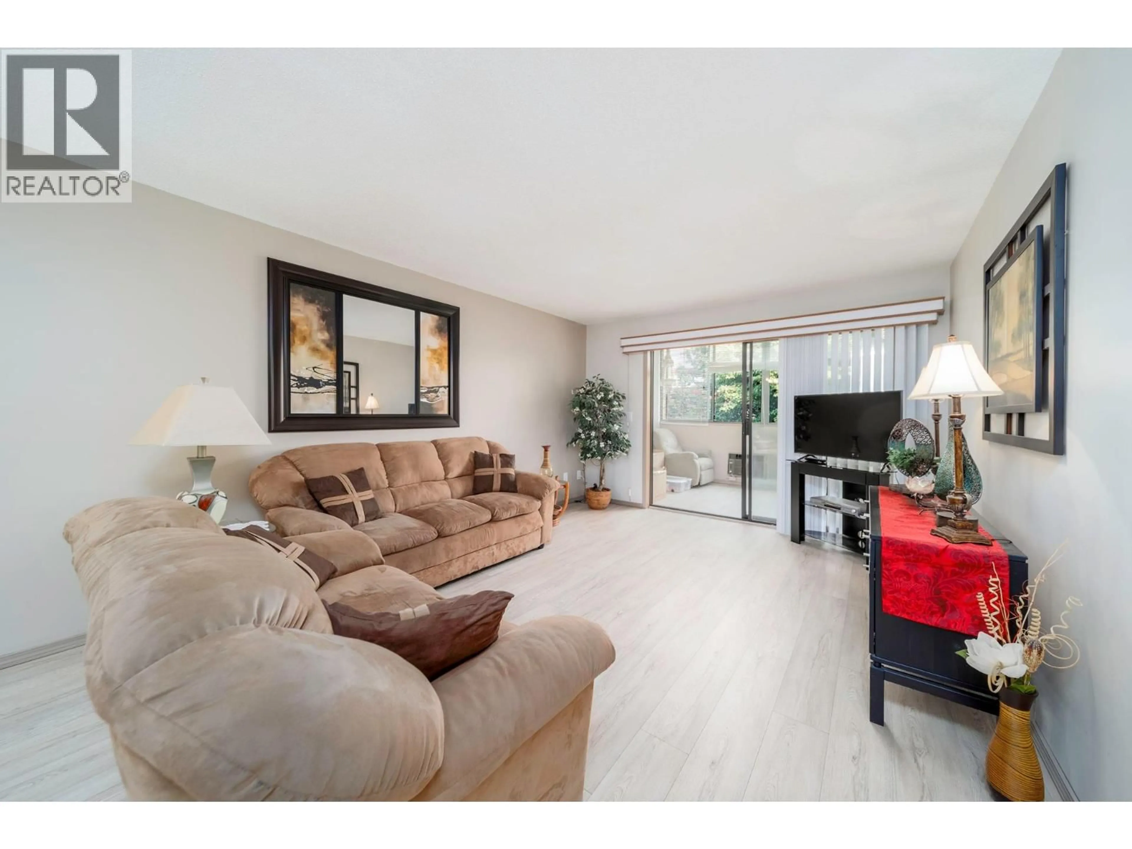 Living room with furniture, unknown for 211 - 2085 GORDON DRIVE, Kelowna British Columbia V1Y8S1