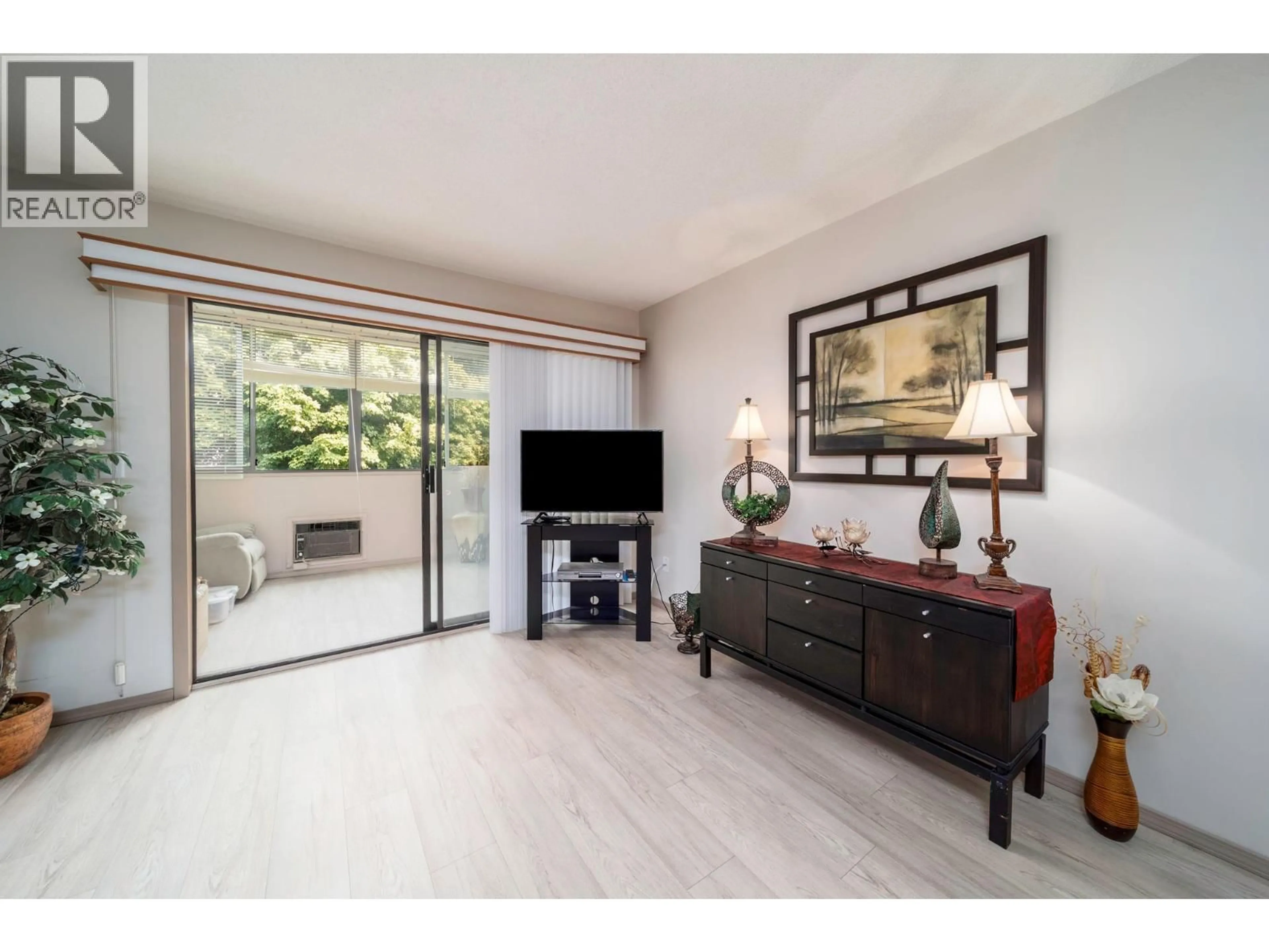 Living room with furniture, wood/laminate floor for 211 - 2085 GORDON DRIVE, Kelowna British Columbia V1Y8S1