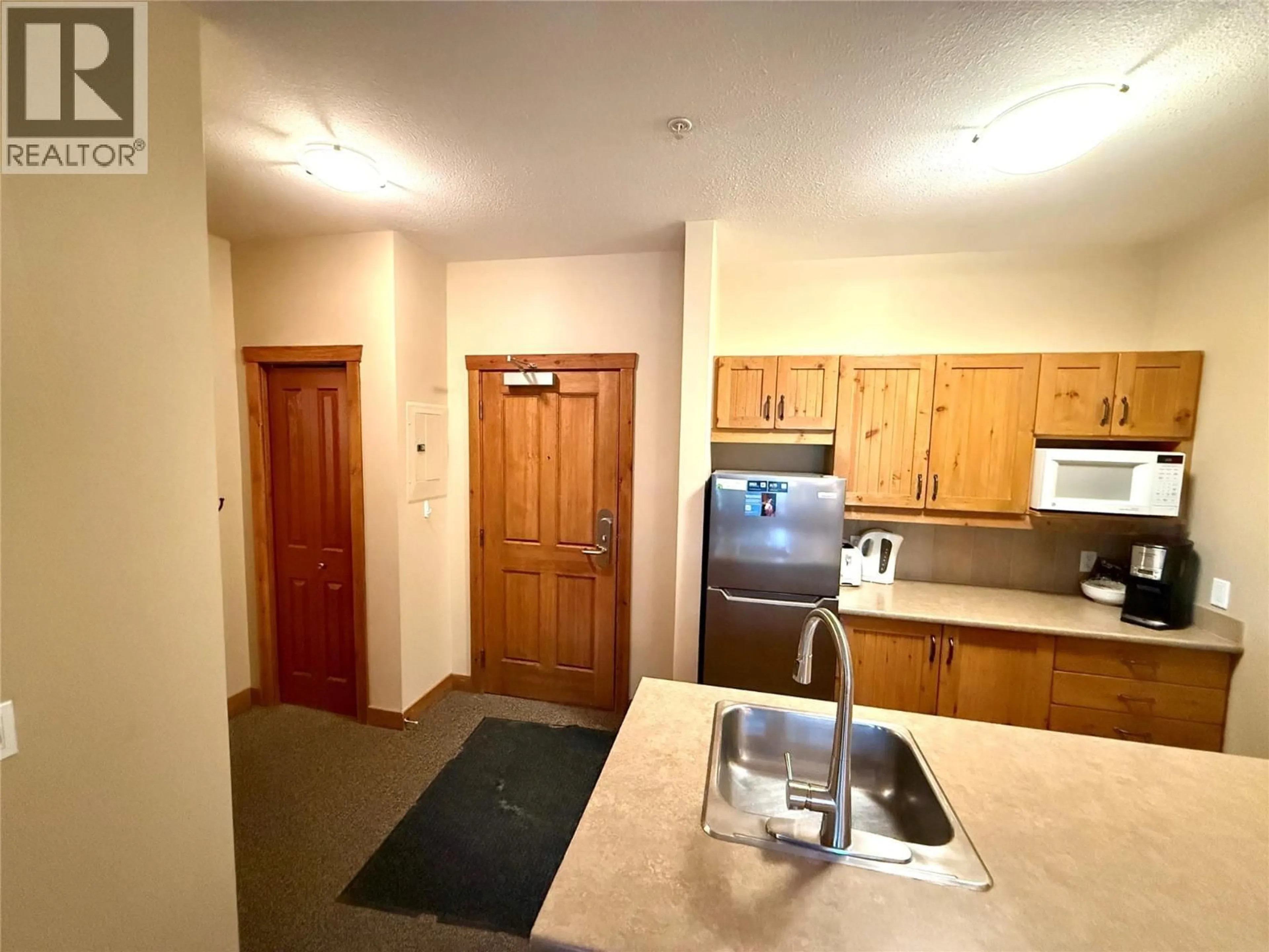 Standard kitchen, unknown for 106 - 2090 SUMMIT DRIVE, Panorama British Columbia V0A1T0