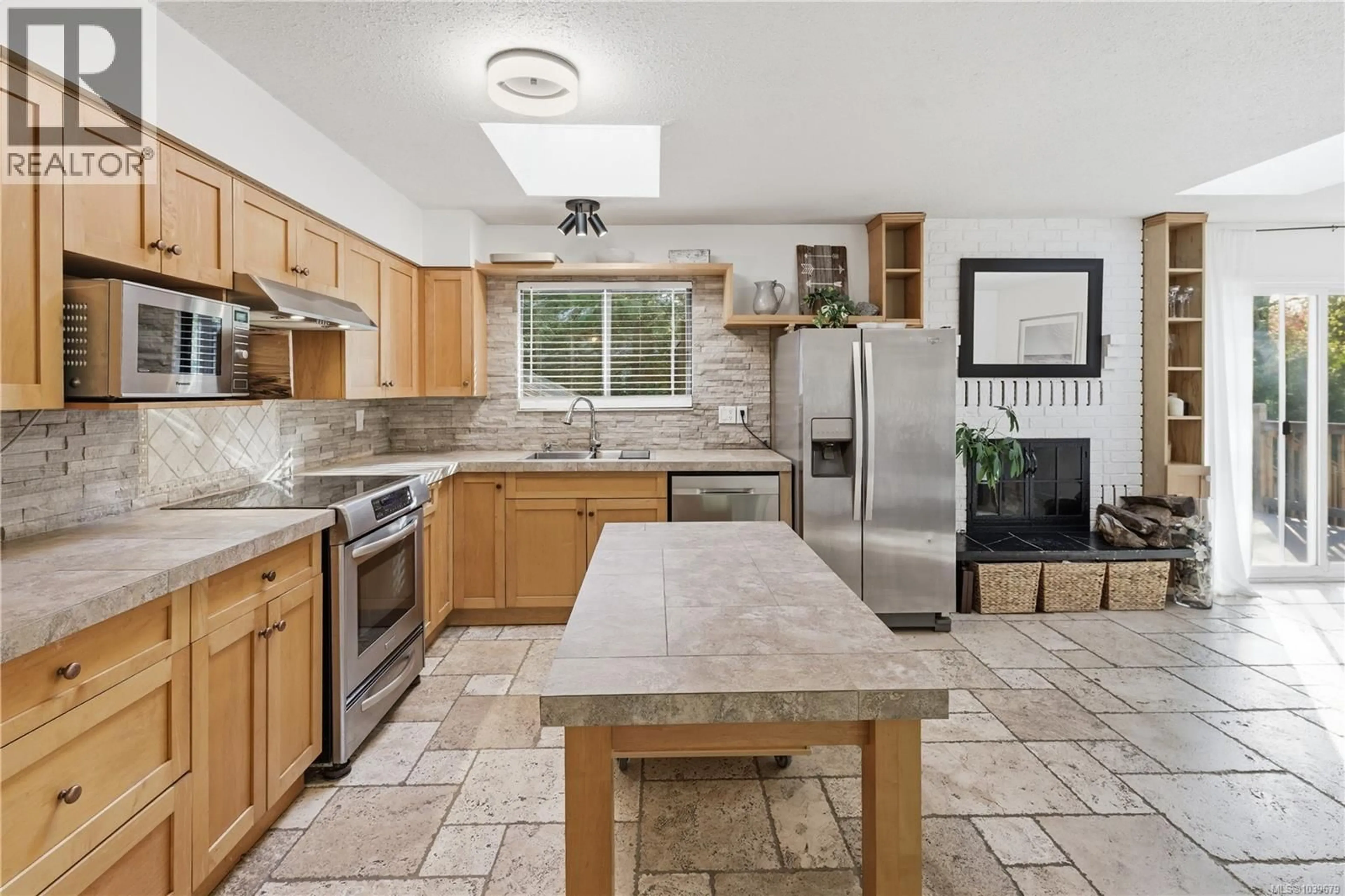 Open concept kitchen, ceramic/tile floor for 1025 MAPLE LANE DRIVE, Parksville British Columbia V9P1T3