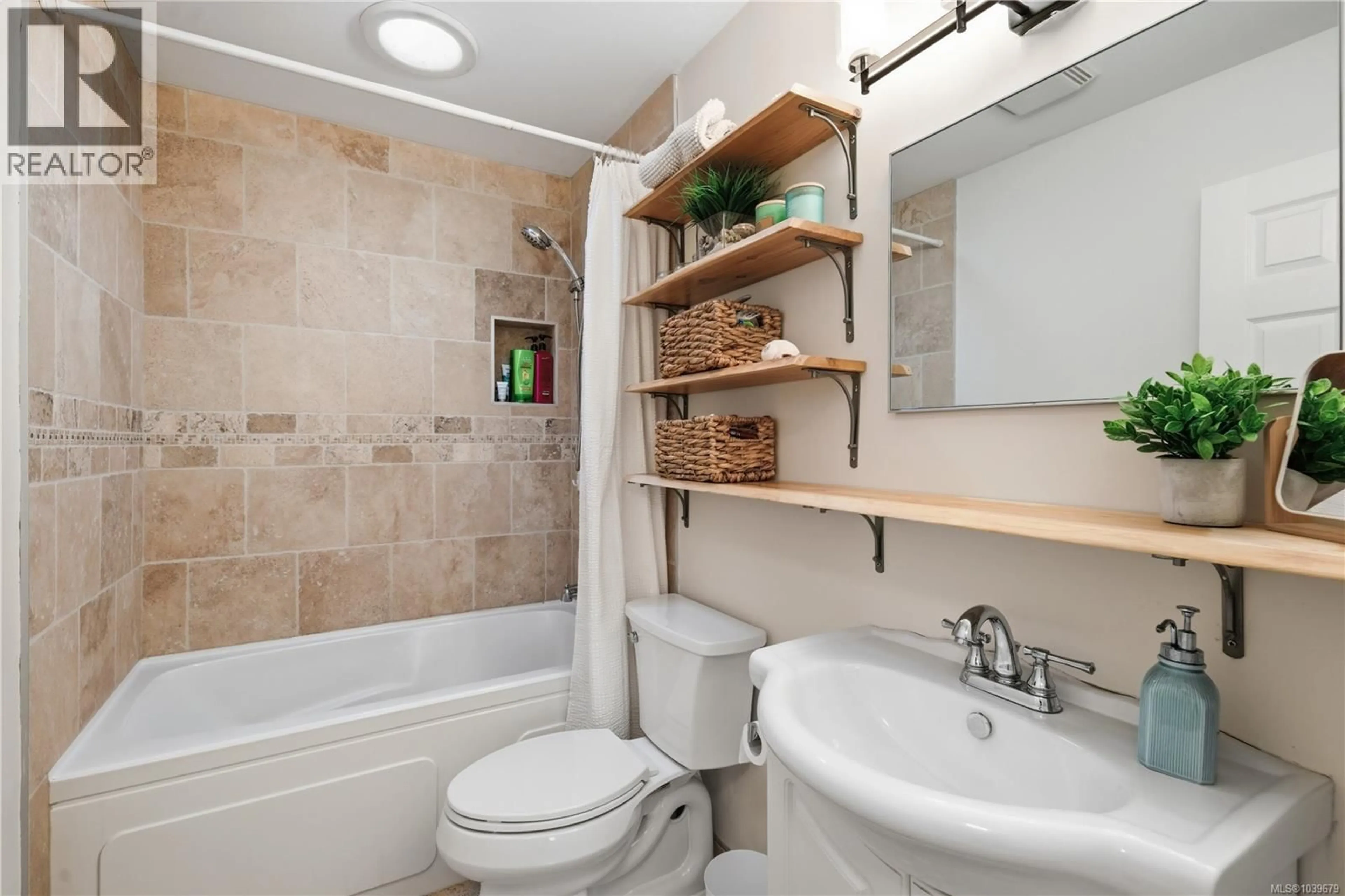 Standard bathroom, ceramic/tile floor for 1025 MAPLE LANE DRIVE, Parksville British Columbia V9P1T3