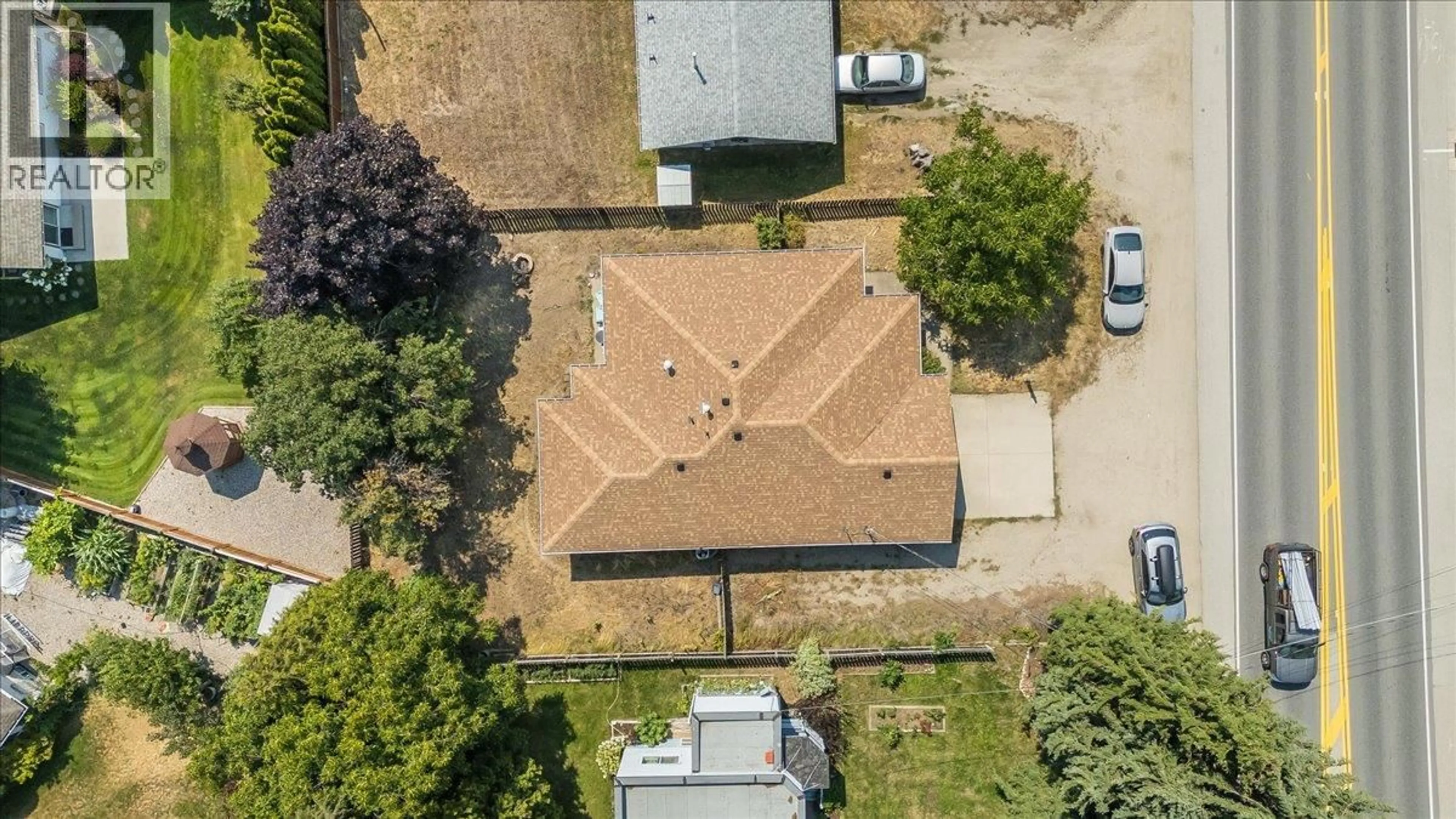 A pic from outside/outdoor area/front of a property/back of a property/a pic from drone, street for 2507 COLUMBIA AVENUE, Castlegar British Columbia V1N2X4