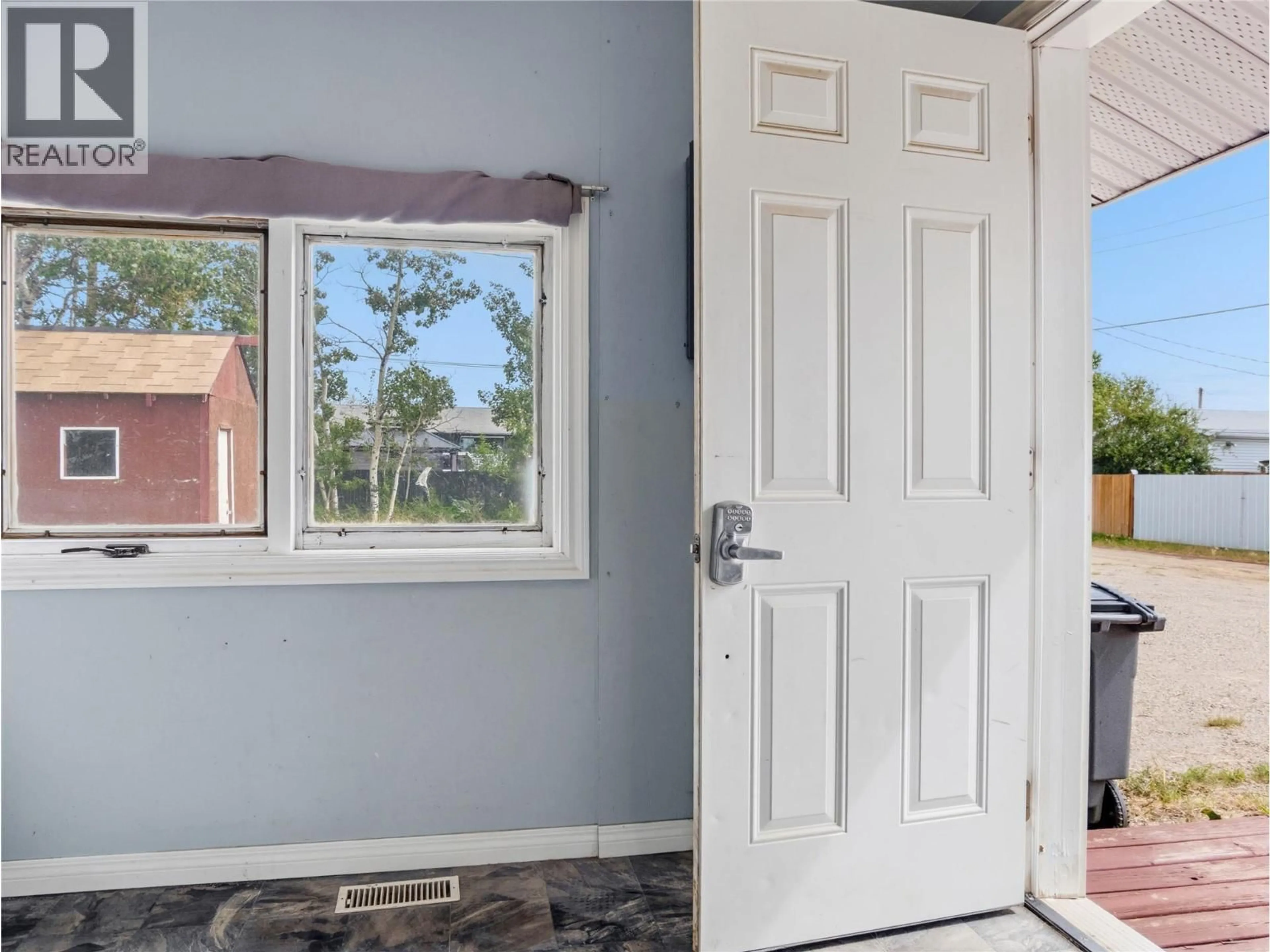 Indoor entryway for 10744 17 STREET, Dawson Creek British Columbia V1G4C5