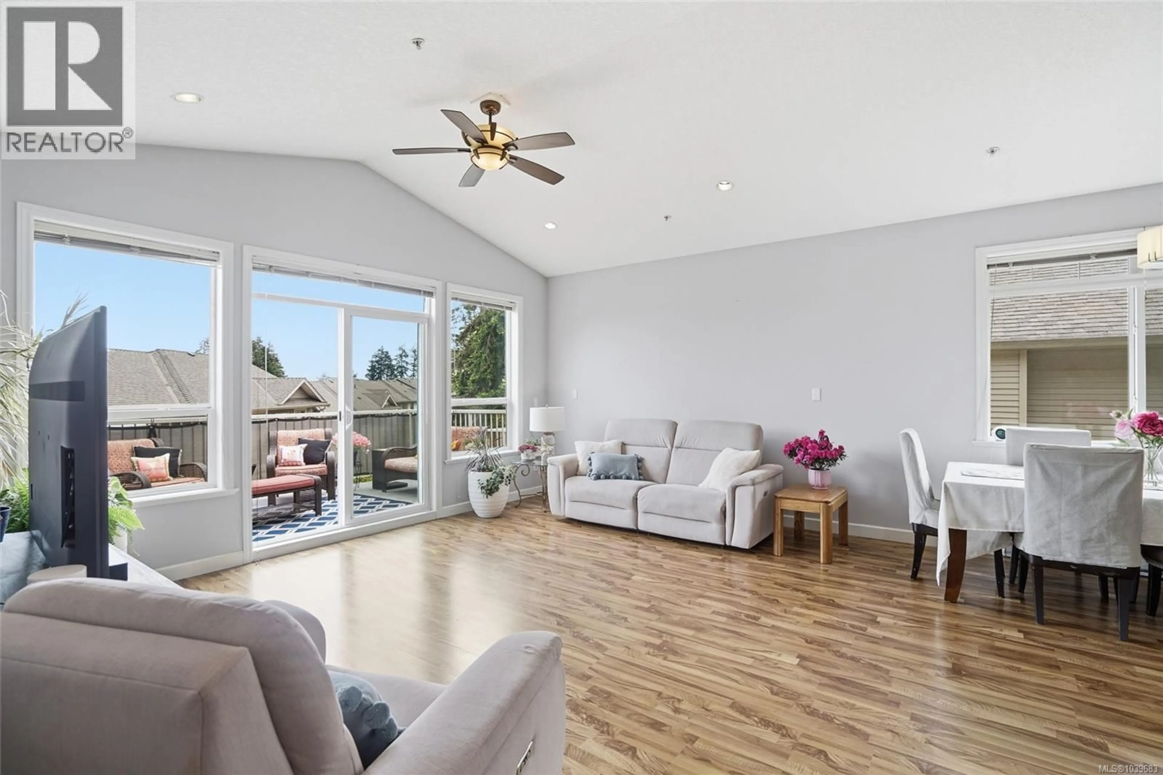 Living room with furniture, wood/laminate floor for 832 BROOKFIELD DRIVE, Nanaimo British Columbia V9R0A4