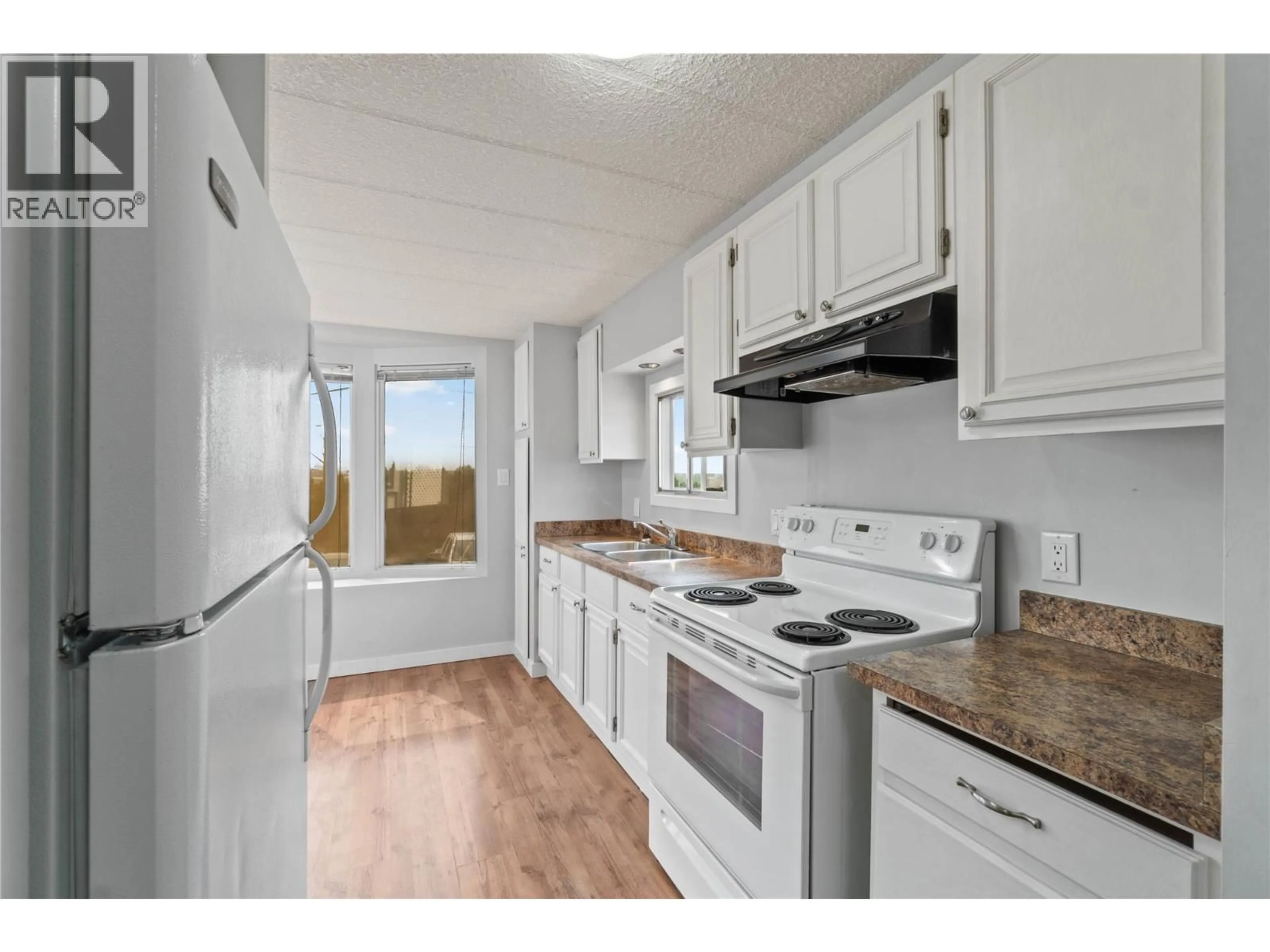 Standard kitchen, unknown for 31 - 1440 ORD ROAD, Kamloops British Columbia V2B8P9