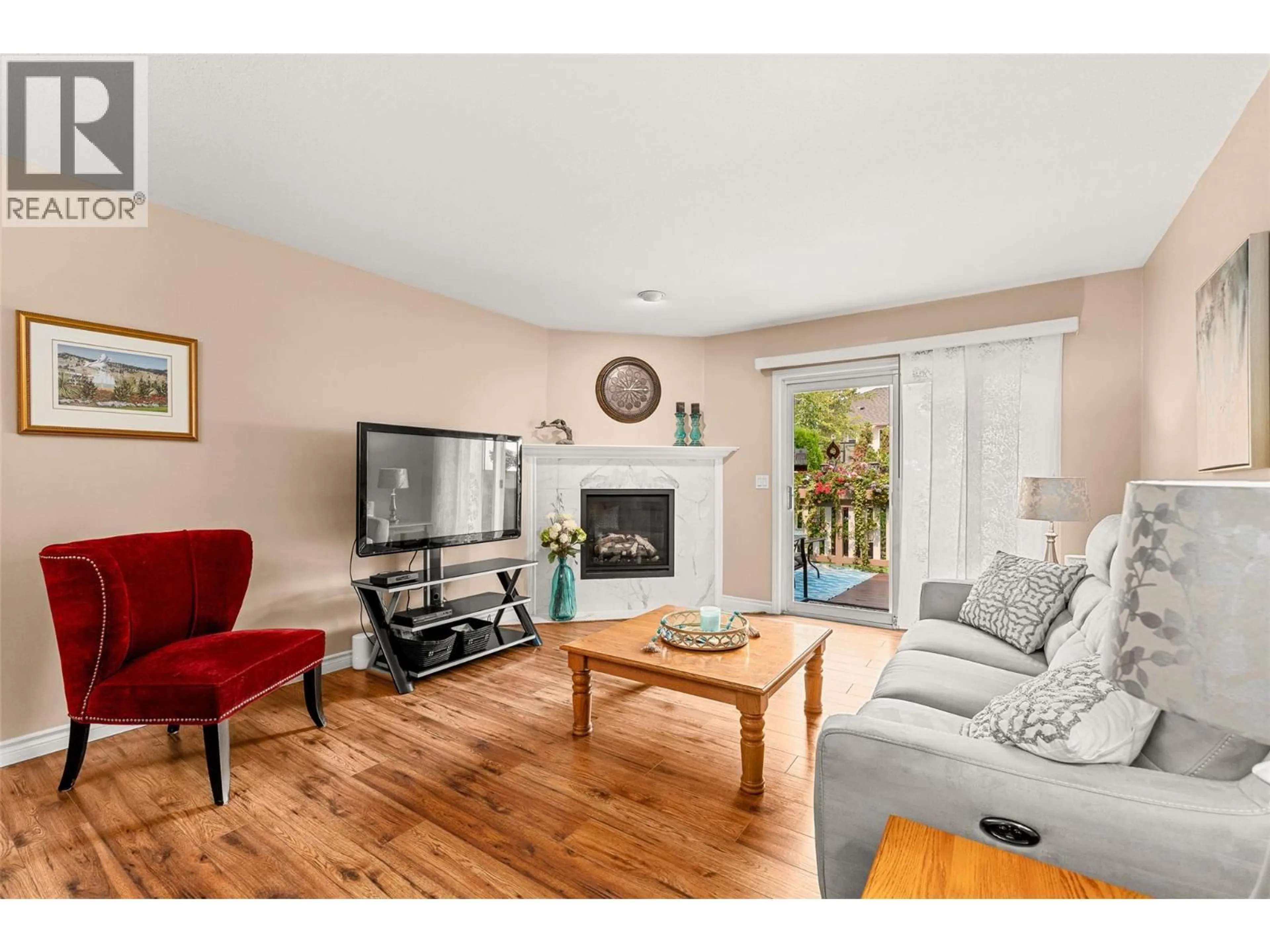 Living room with furniture, wood/laminate floor for 4 - 140 NICKEL ROAD, Kelowna British Columbia V1X4E6
