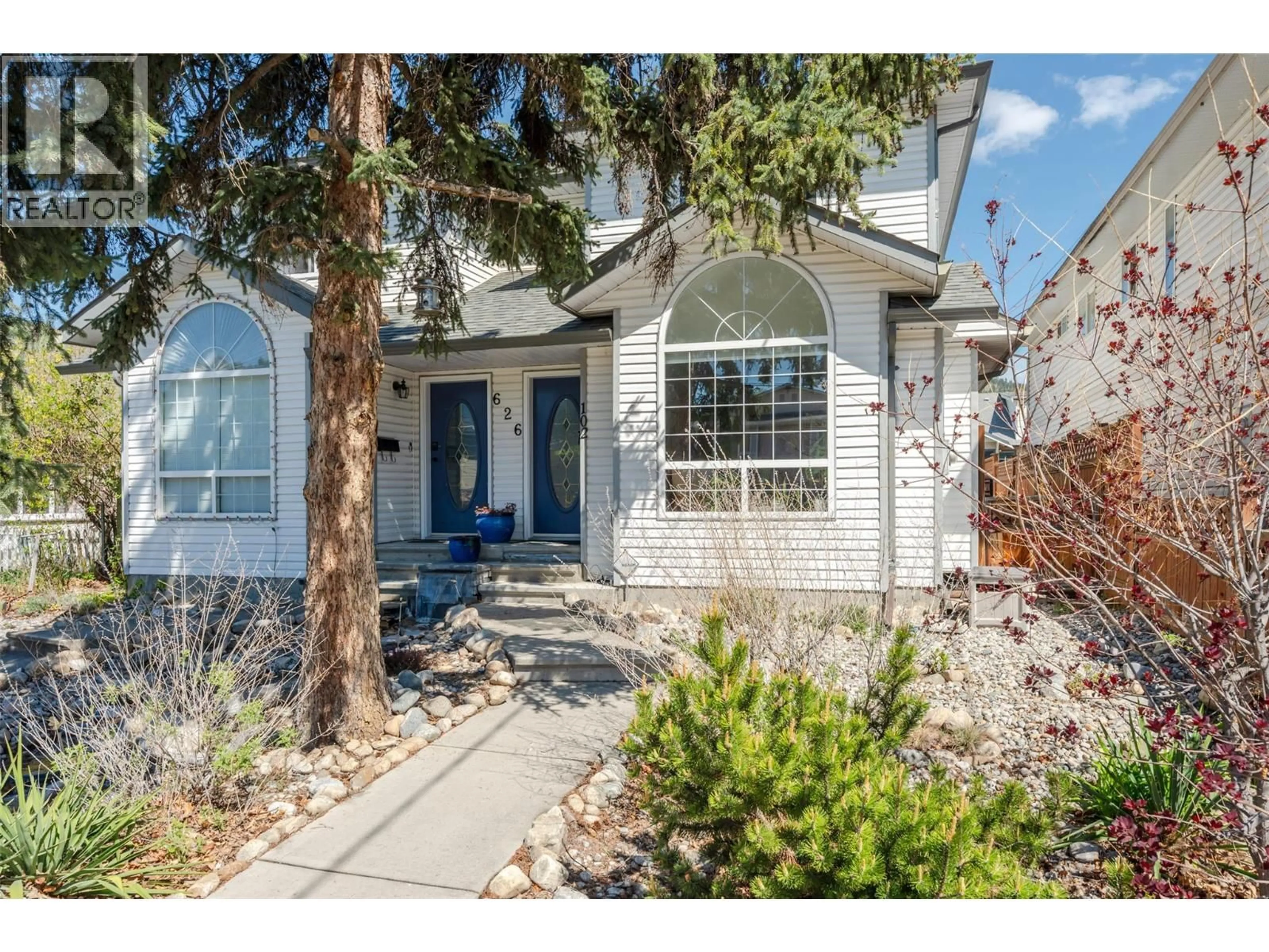 Home with vinyl exterior material, street for 102 - 626 VAN HORNE STREET, Penticton British Columbia V2A4L1