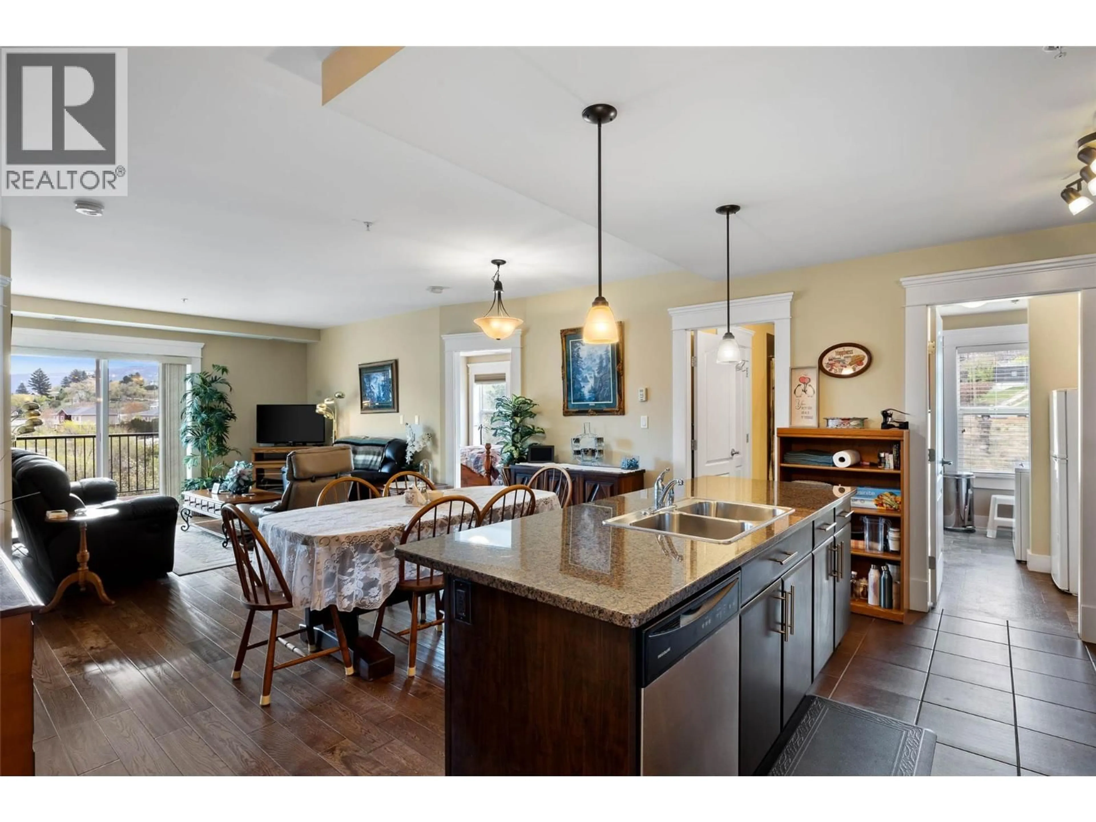 Open concept kitchen, ceramic/tile floor for 606 - 975 VICTORIA STREET WEST, Kamloops British Columbia V2C0C2
