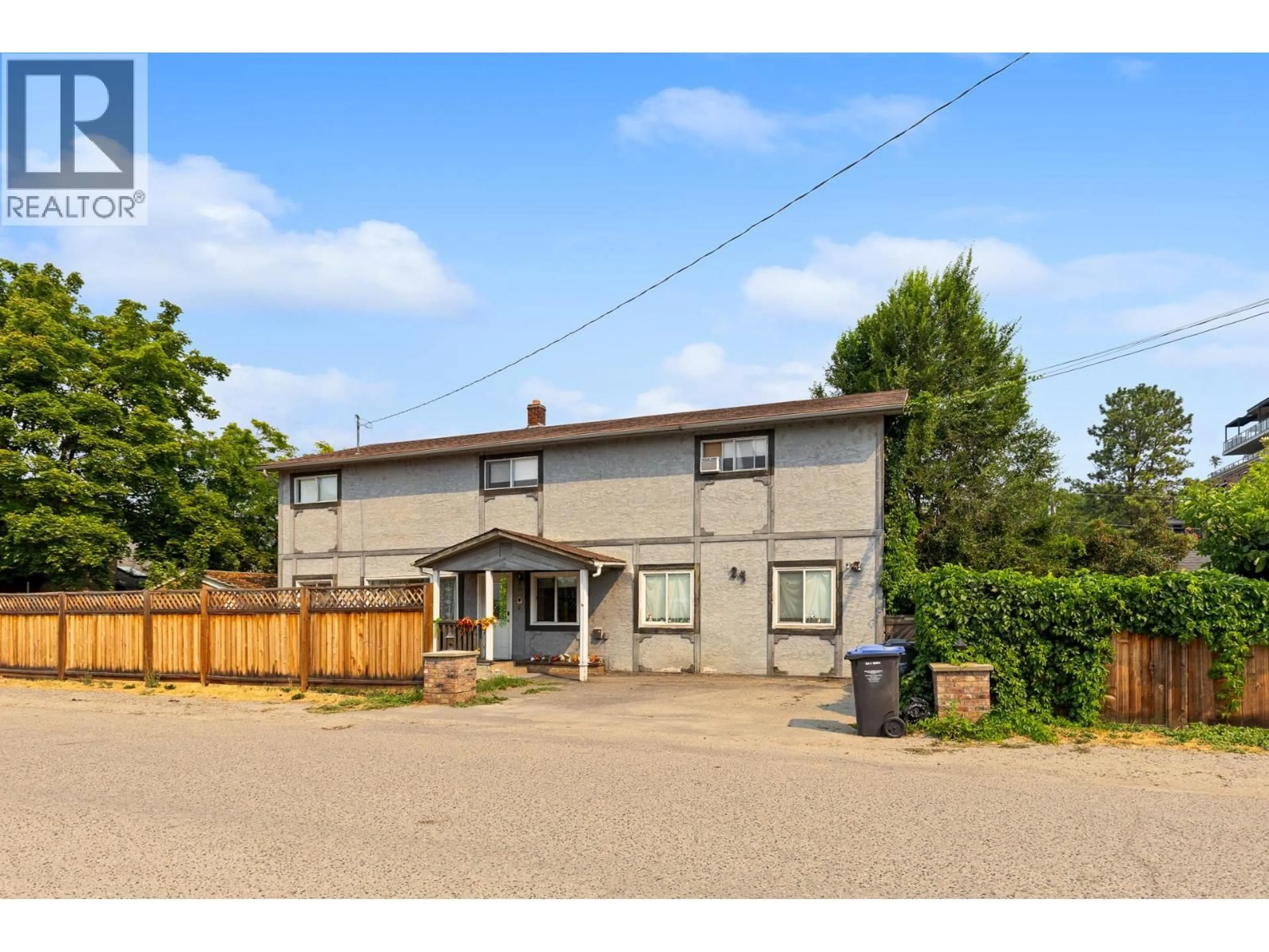 A pic from outside/outdoor area/front of a property/back of a property/a pic from drone, street for 424 NEWSOM AVENUE, Kelowna British Columbia V1Y4Y2