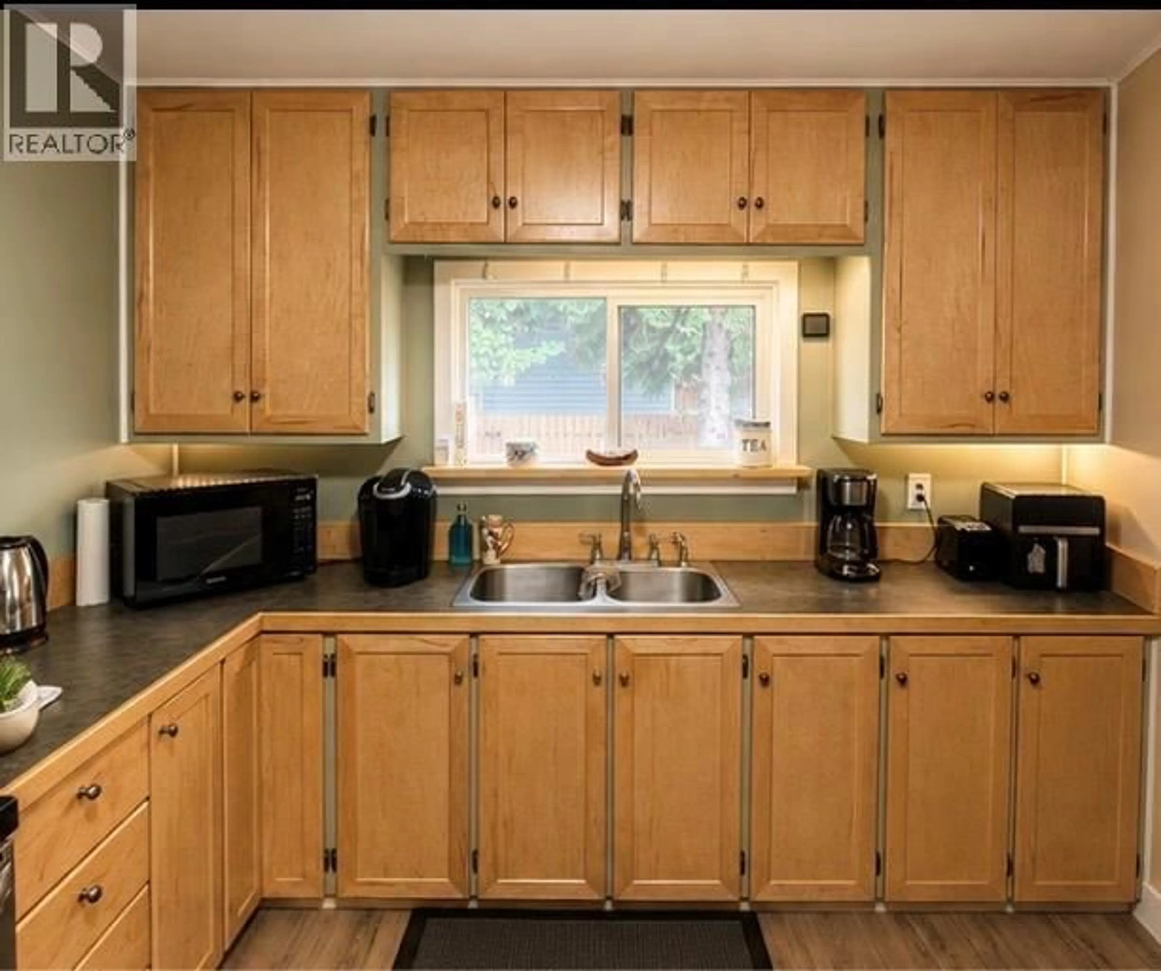 Standard kitchen, wood/laminate floor for 4604 47 AVENUE NORTHEAST, Chetwynd British Columbia V0C1J0