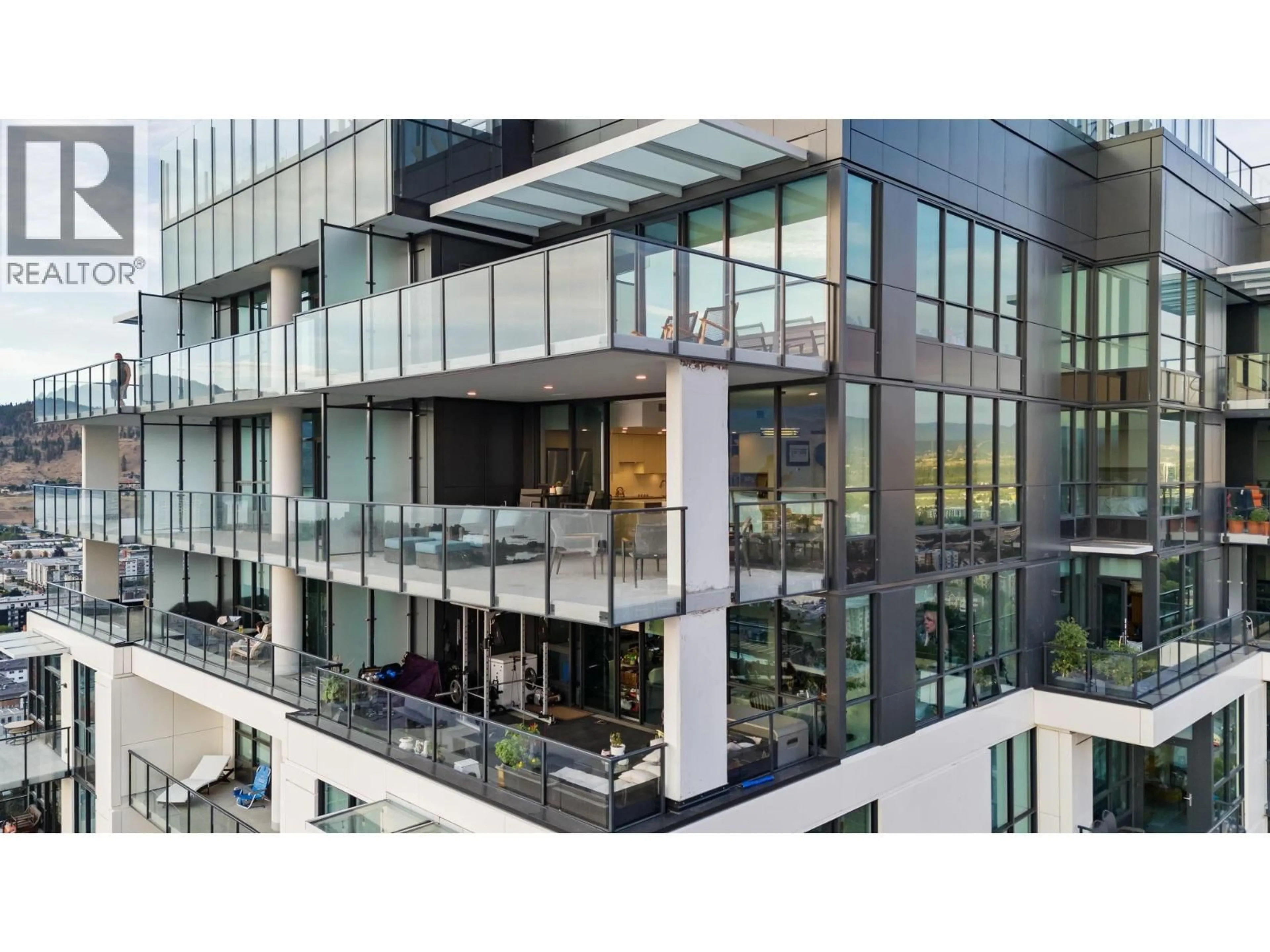 Indoor foyer for 3202 - 1488 BERTRAM STREET, Kelowna British Columbia V1Y0M6
