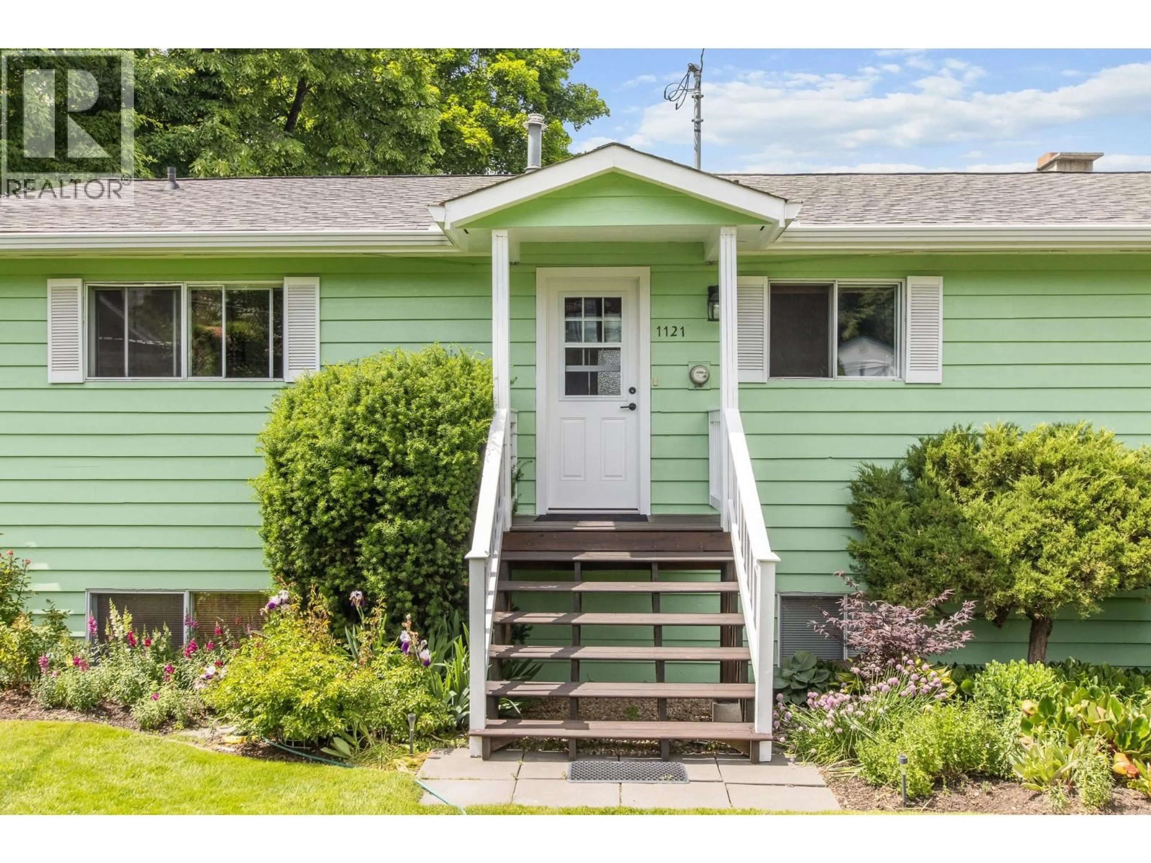 Home with vinyl exterior material, street for 1121 15 STREET SOUTHEAST, Salmon Arm British Columbia V1E2E3