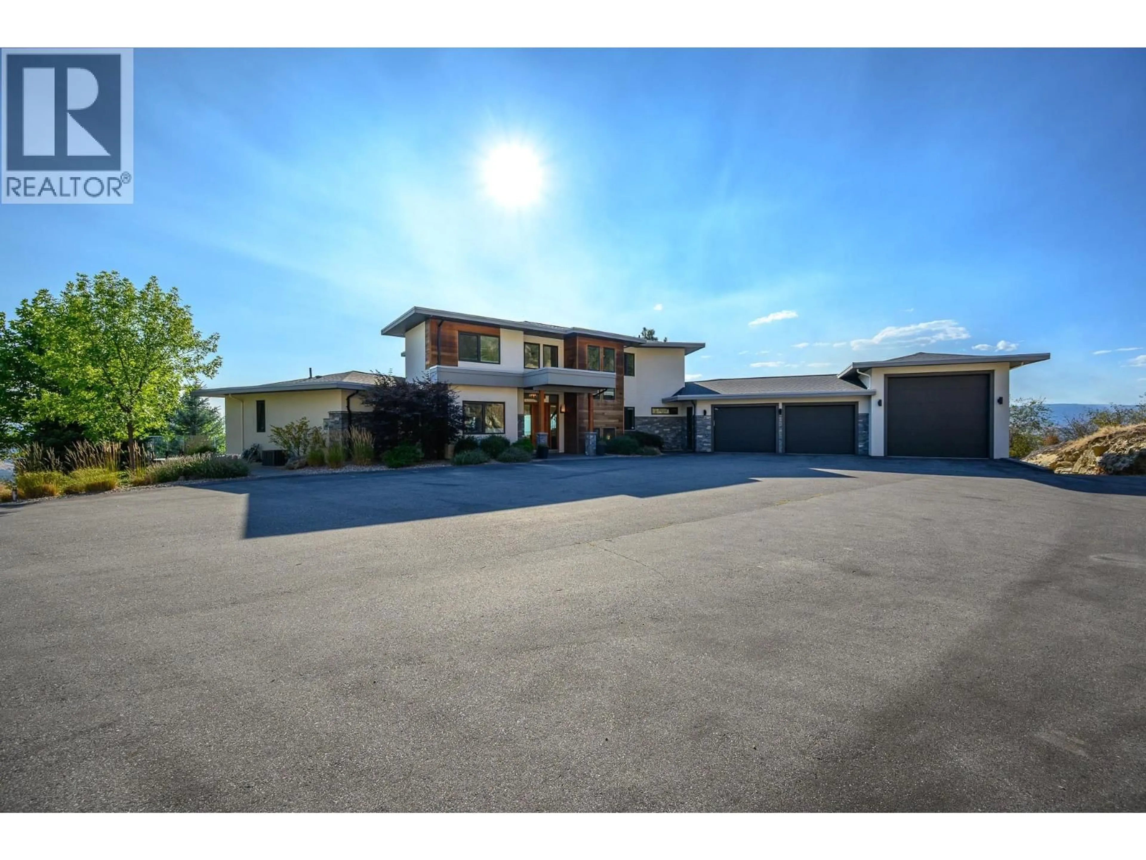 A pic from outside/outdoor area/front of a property/back of a property/a pic from drone, street for 195 RAVINE DRIVE, Coldstream British Columbia V1B4C9