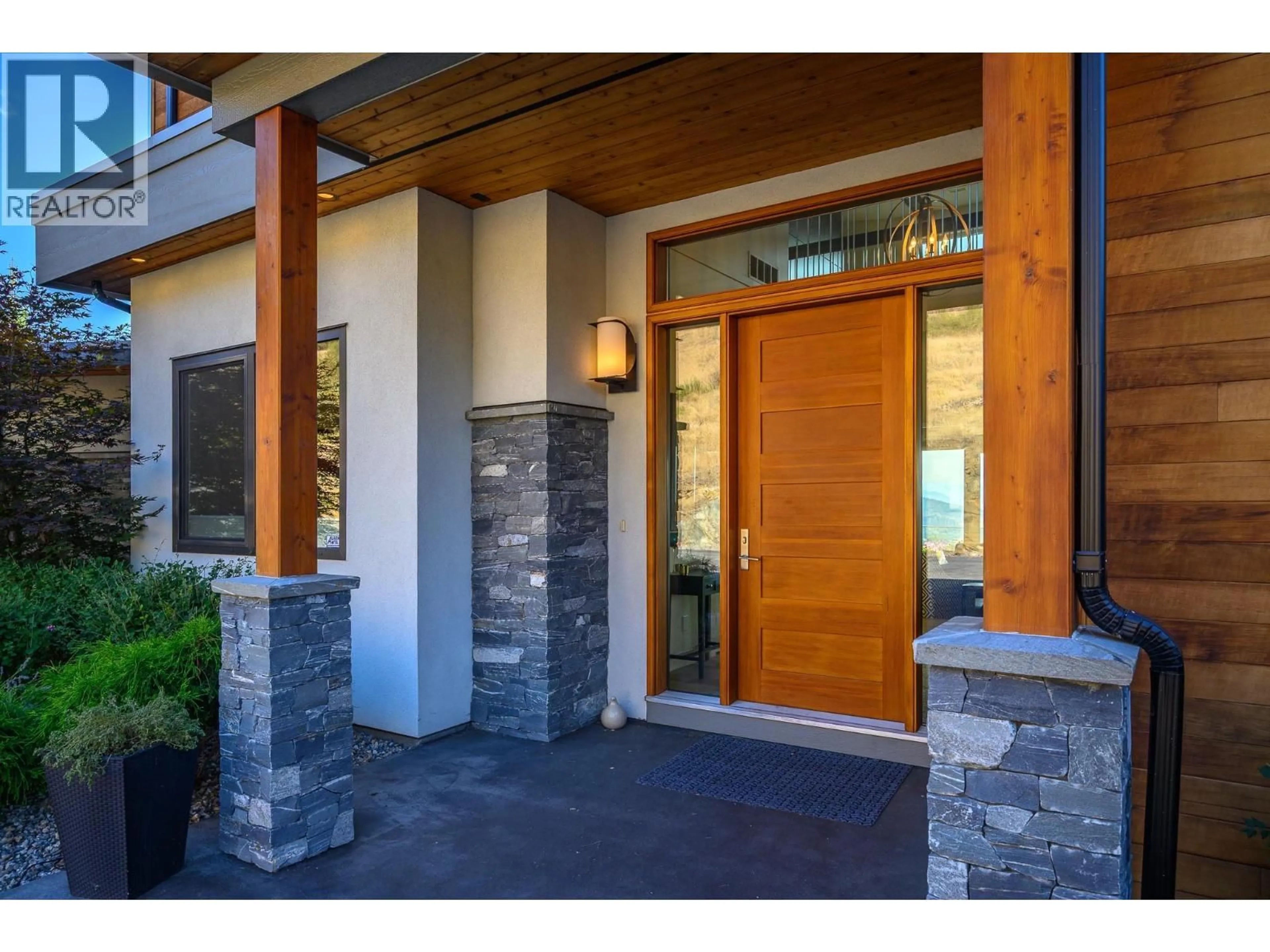 Indoor entryway for 195 RAVINE DRIVE, Coldstream British Columbia V1B4C9