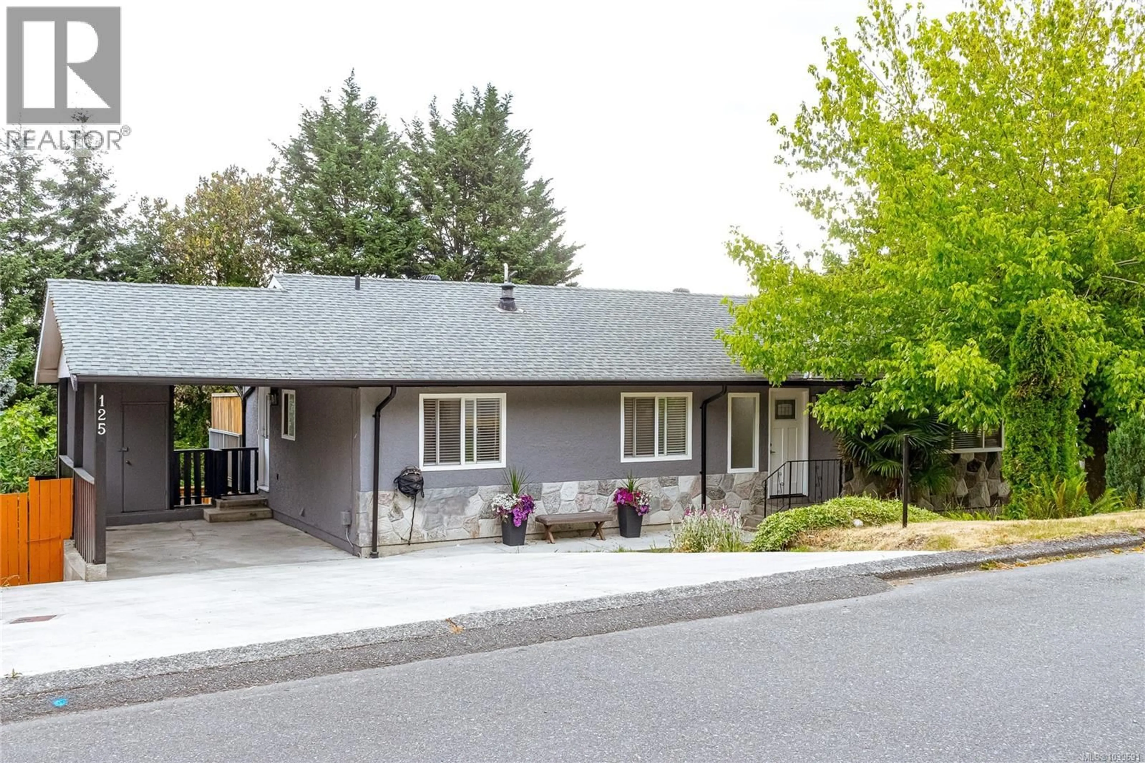 Home with vinyl exterior material, street for 125 ARBUTUS CRESCENT, Ladysmith British Columbia V9G1T8