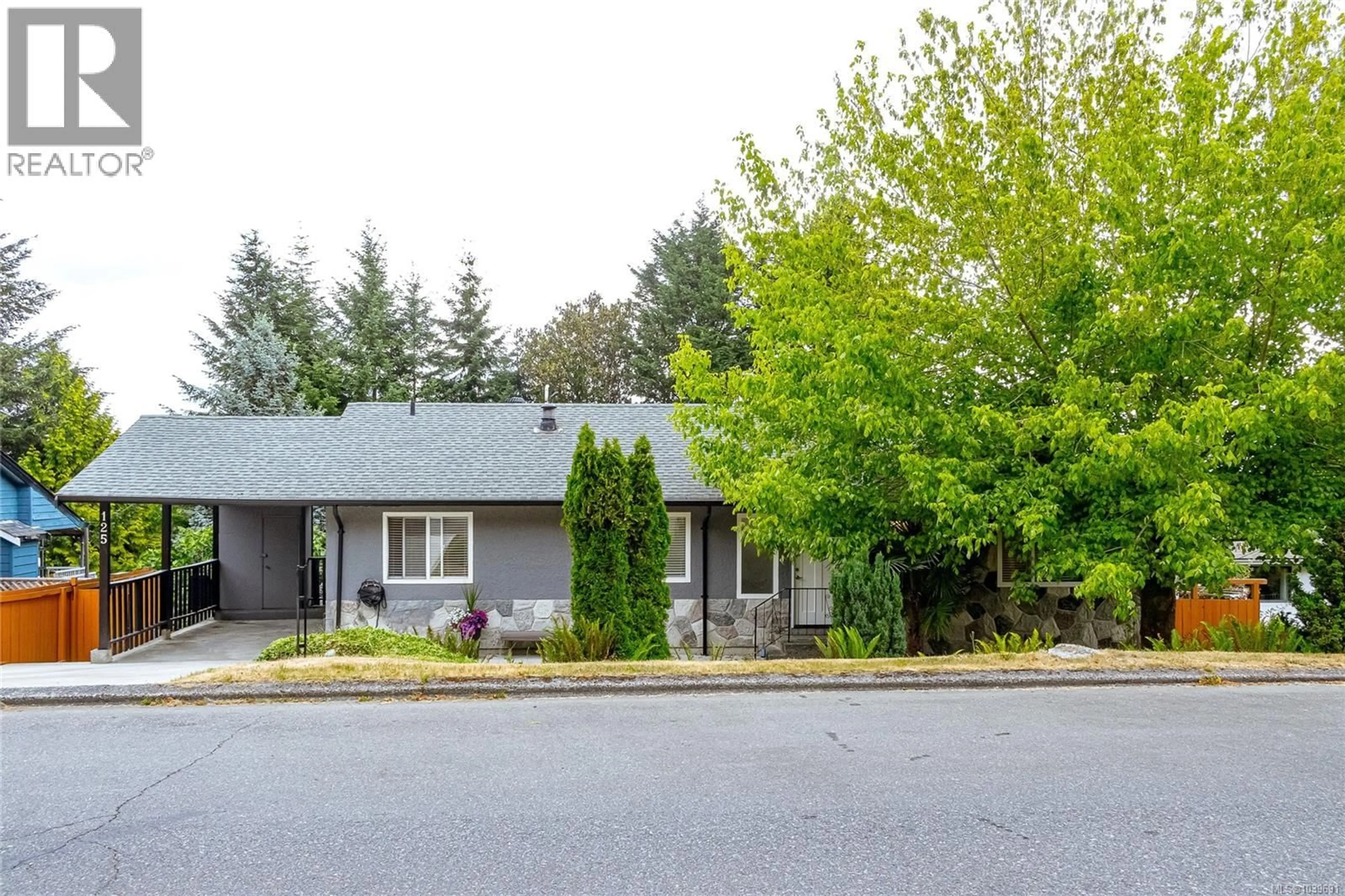 Home with vinyl exterior material, street for 125 ARBUTUS CRESCENT, Ladysmith British Columbia V9G1T8