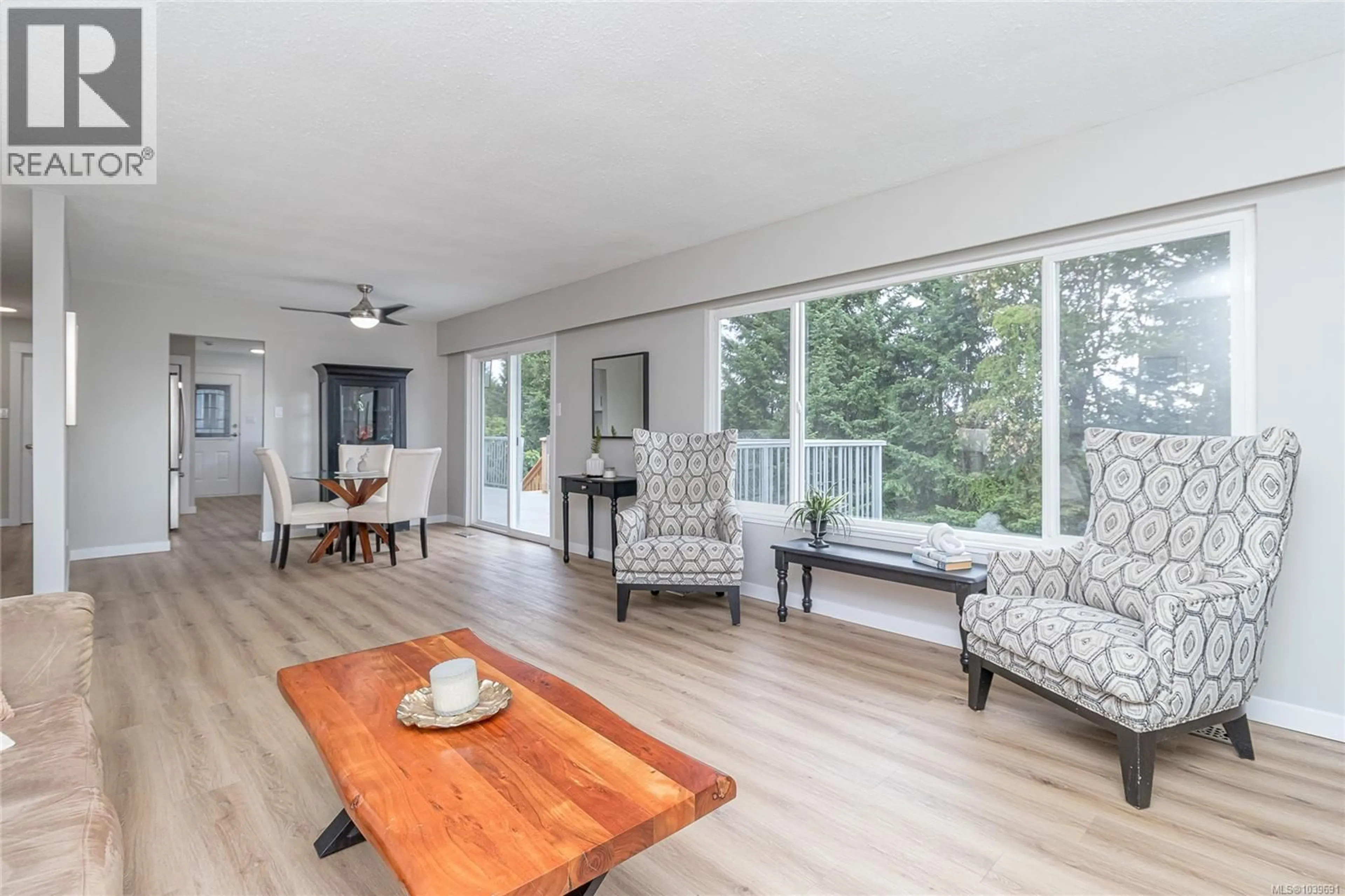 Living room with furniture, wood/laminate floor for 125 ARBUTUS CRESCENT, Ladysmith British Columbia V9G1T8