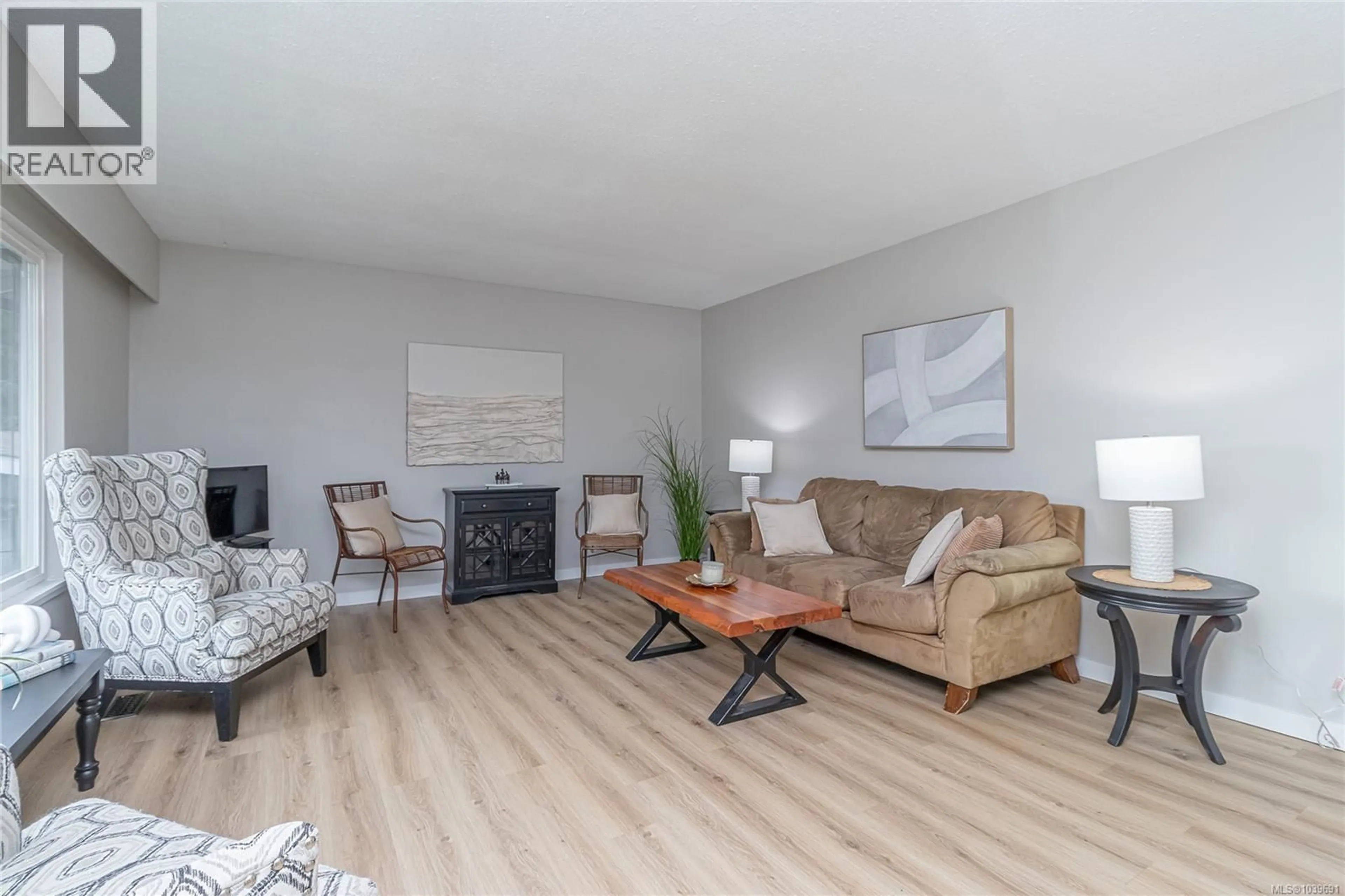 Living room with furniture, wood/laminate floor for 125 ARBUTUS CRESCENT, Ladysmith British Columbia V9G1T8