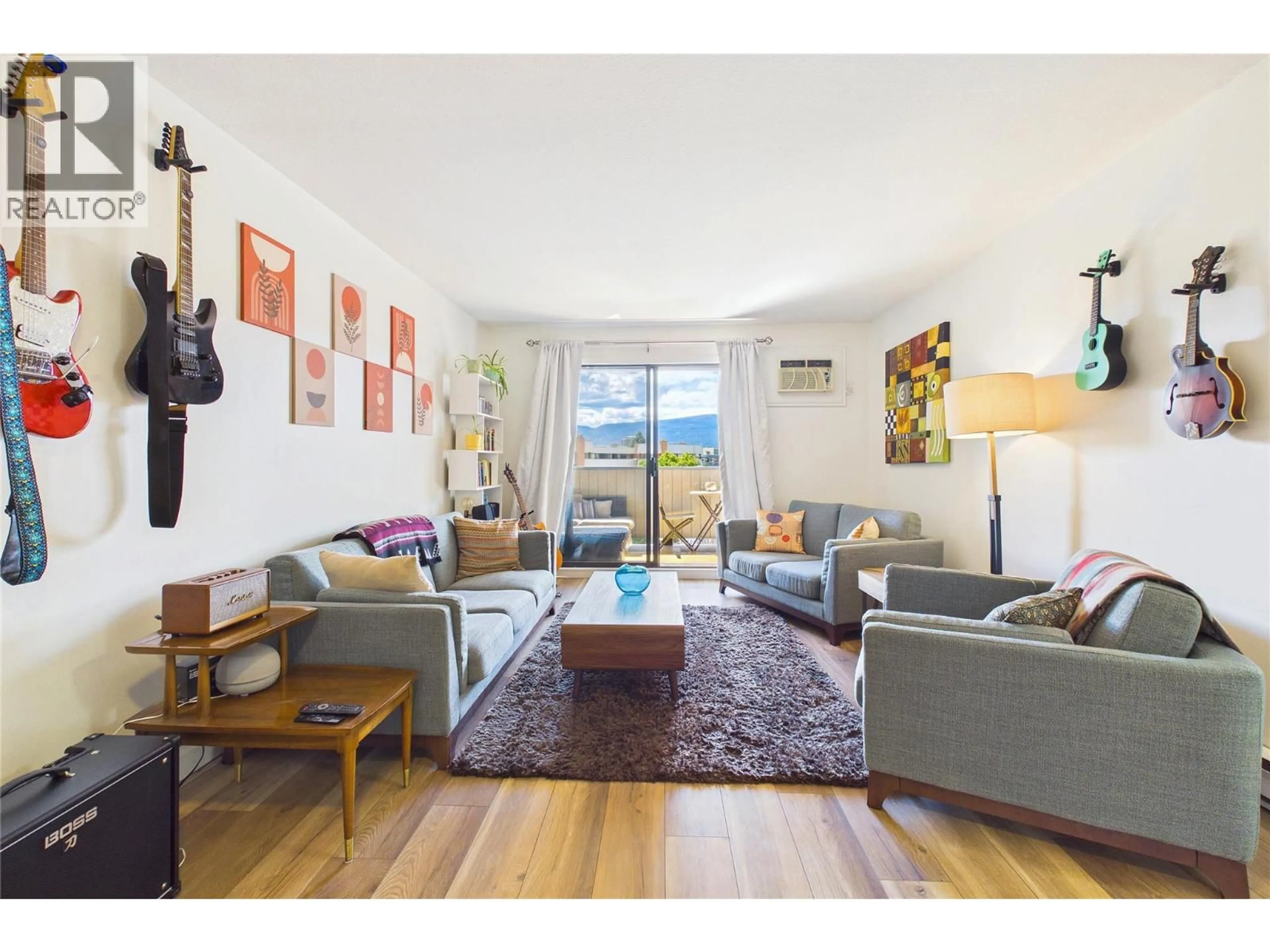 Living room with furniture, wood/laminate floor for 311 - 1640 UFTON COURT, Kelowna British Columbia V1Y8L5