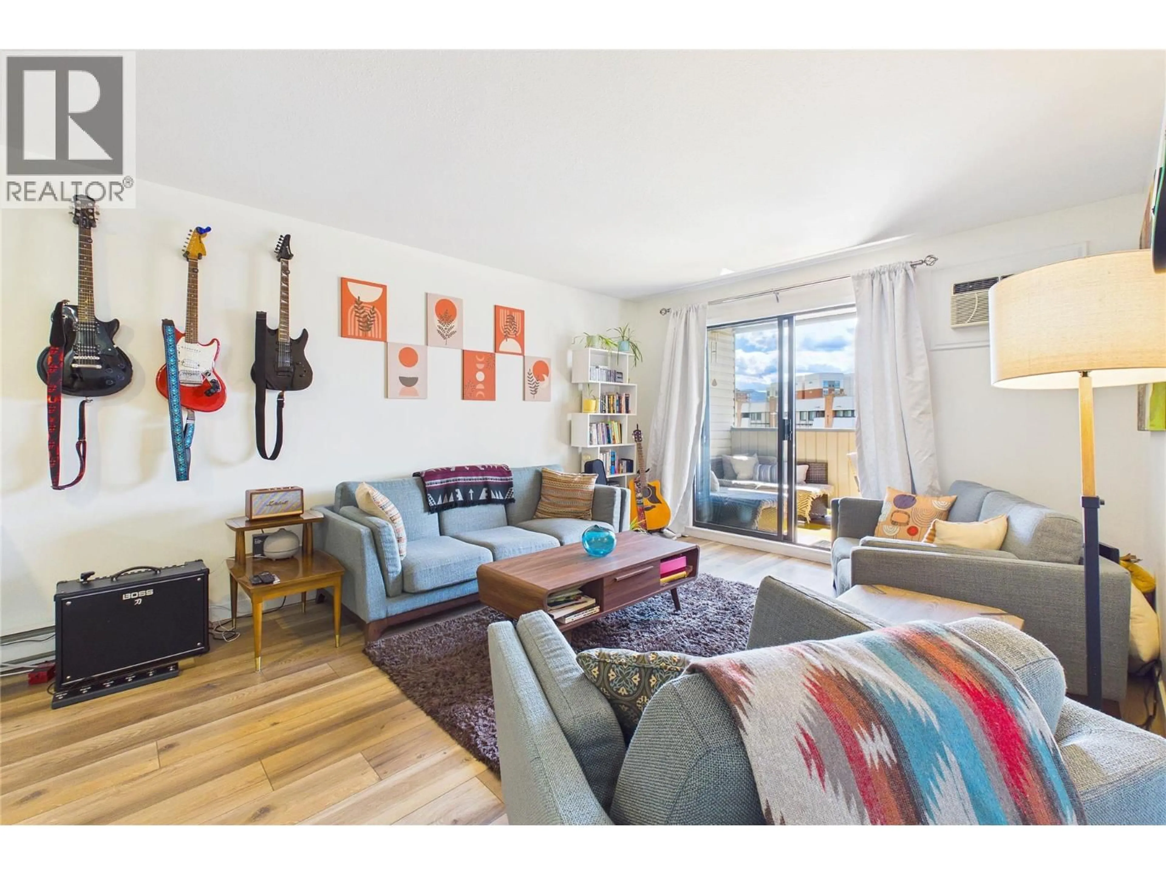 Living room with furniture, wood/laminate floor for 311 - 1640 UFTON COURT, Kelowna British Columbia V1Y8L5