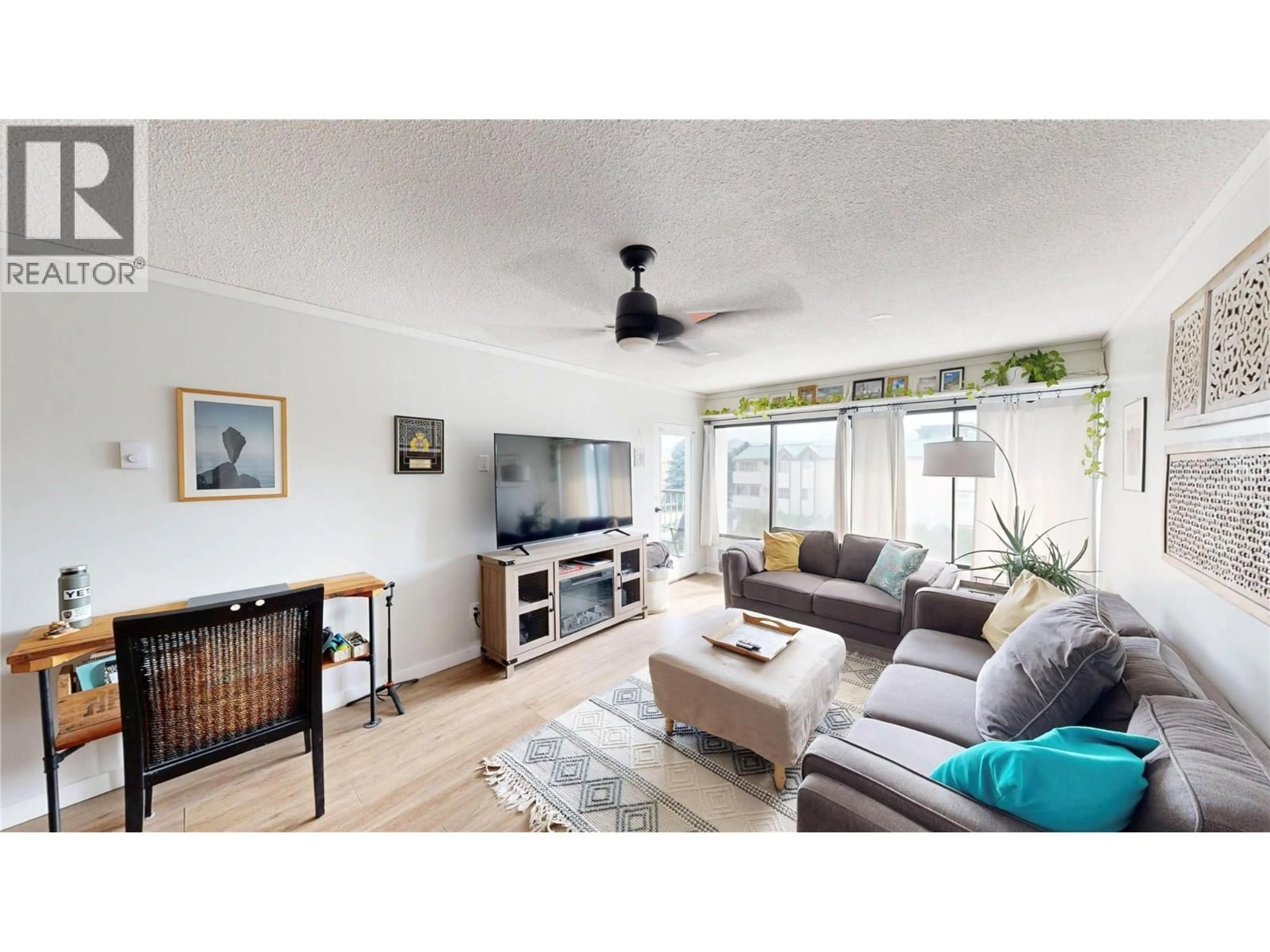 Living room with furniture, wood/laminate floor for 406 - 737 LEON AVENUE, Kelowna British Columbia V1Y8L6