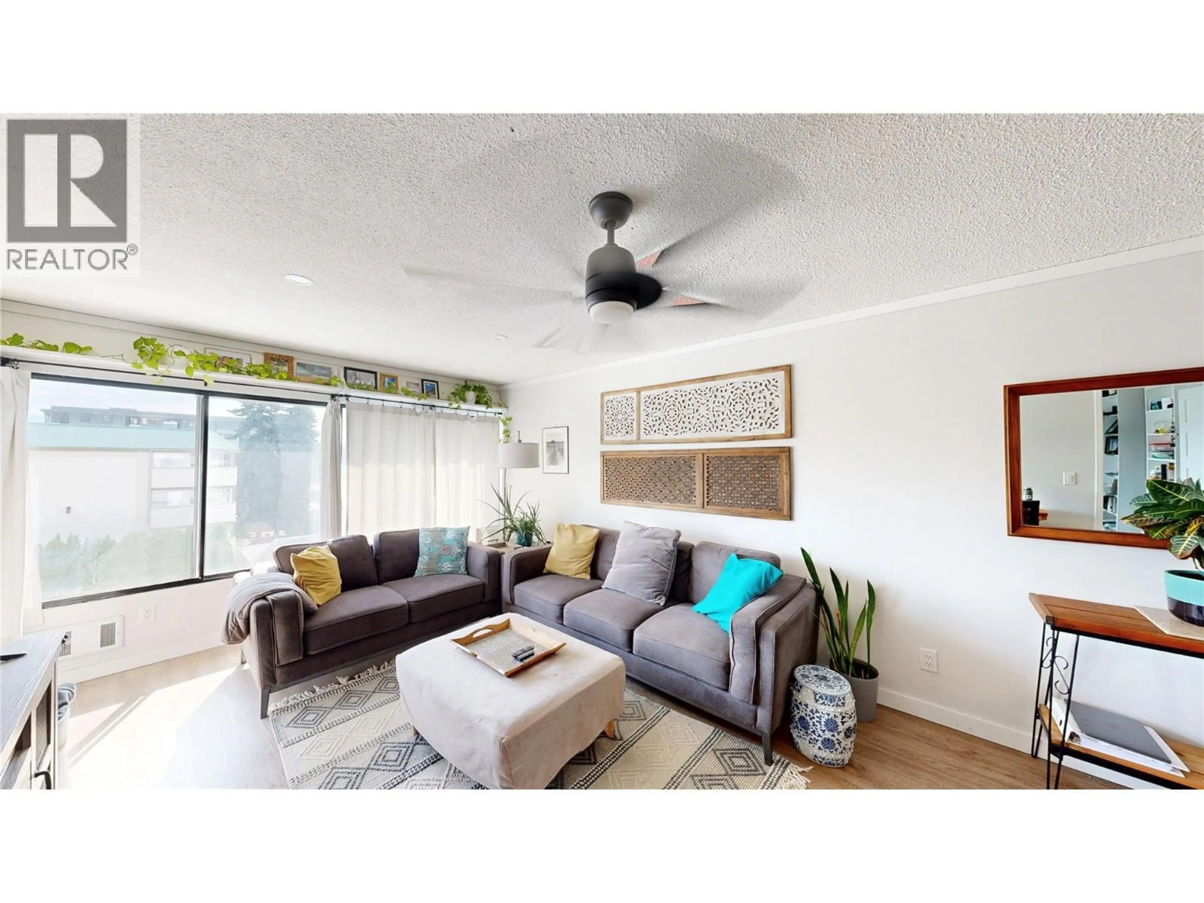 Living room with furniture, unknown for 406 - 737 LEON AVENUE, Kelowna British Columbia V1Y8L6