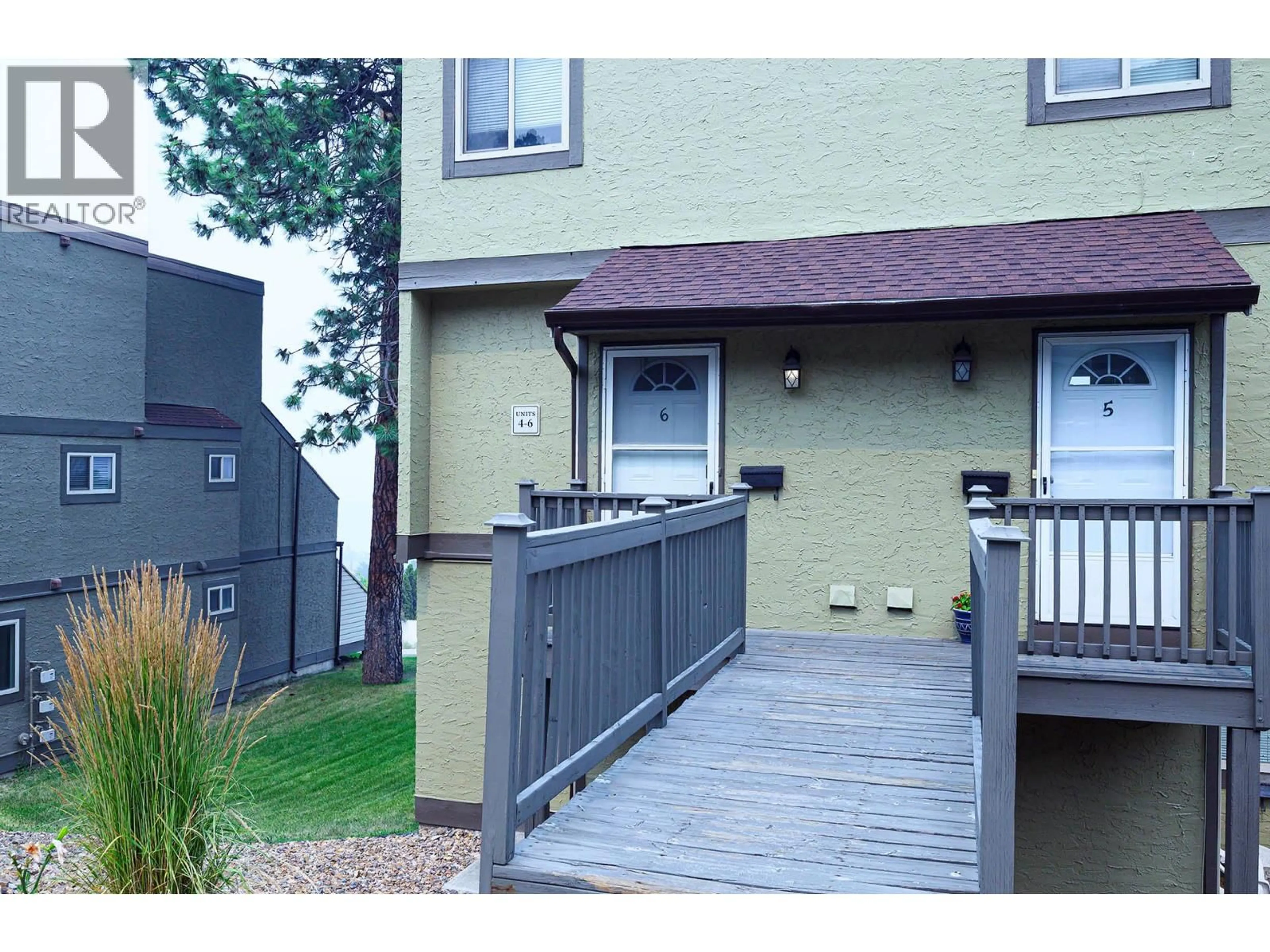 A pic from outside/outdoor area/front of a property/back of a property/a pic from drone, street for 6 - 1750 SUMMIT DRIVE, Kamloops British Columbia V2E1Y1