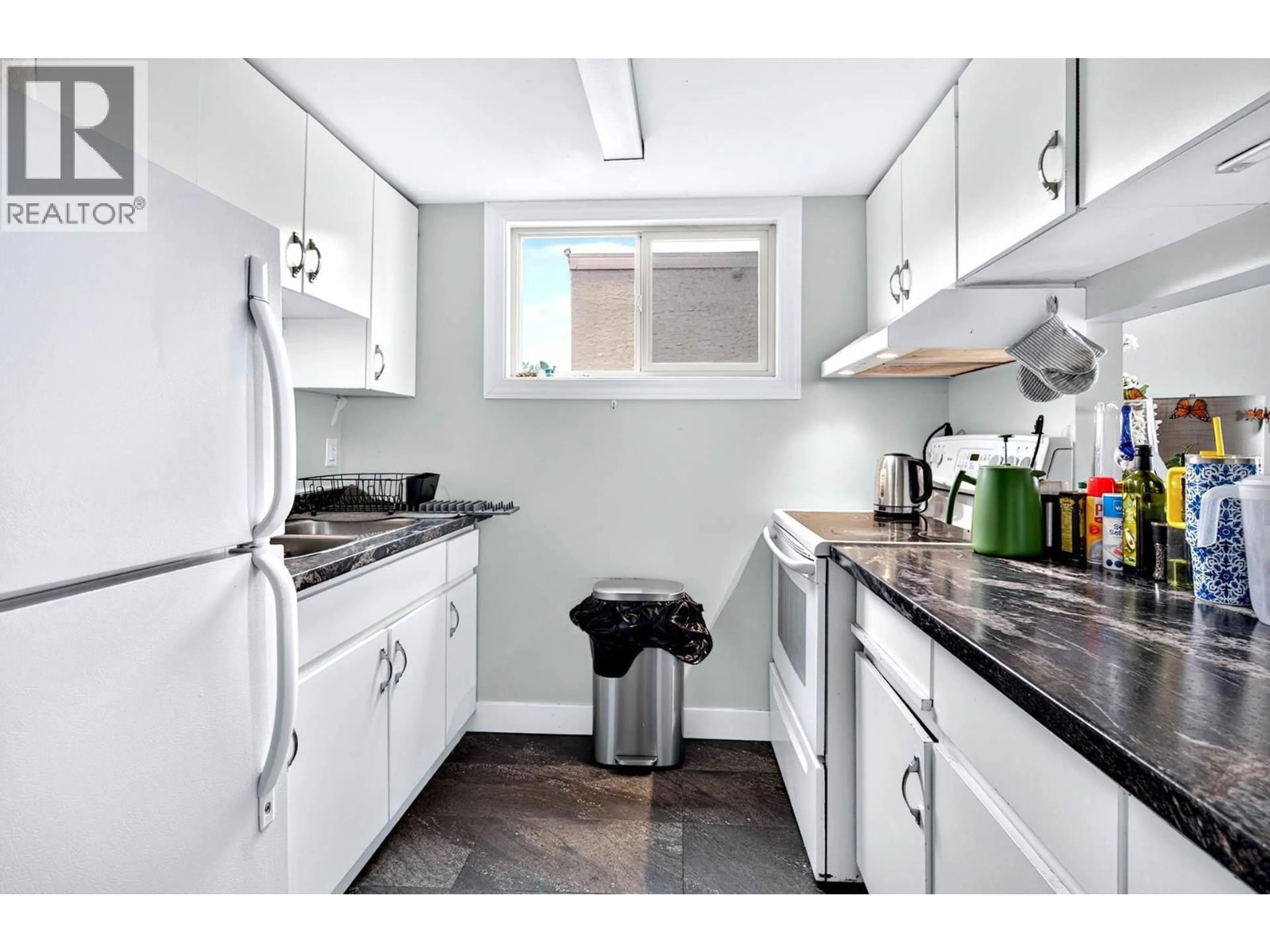 Standard kitchen, unknown for 6 - 1750 SUMMIT DRIVE, Kamloops British Columbia V2E1Y1