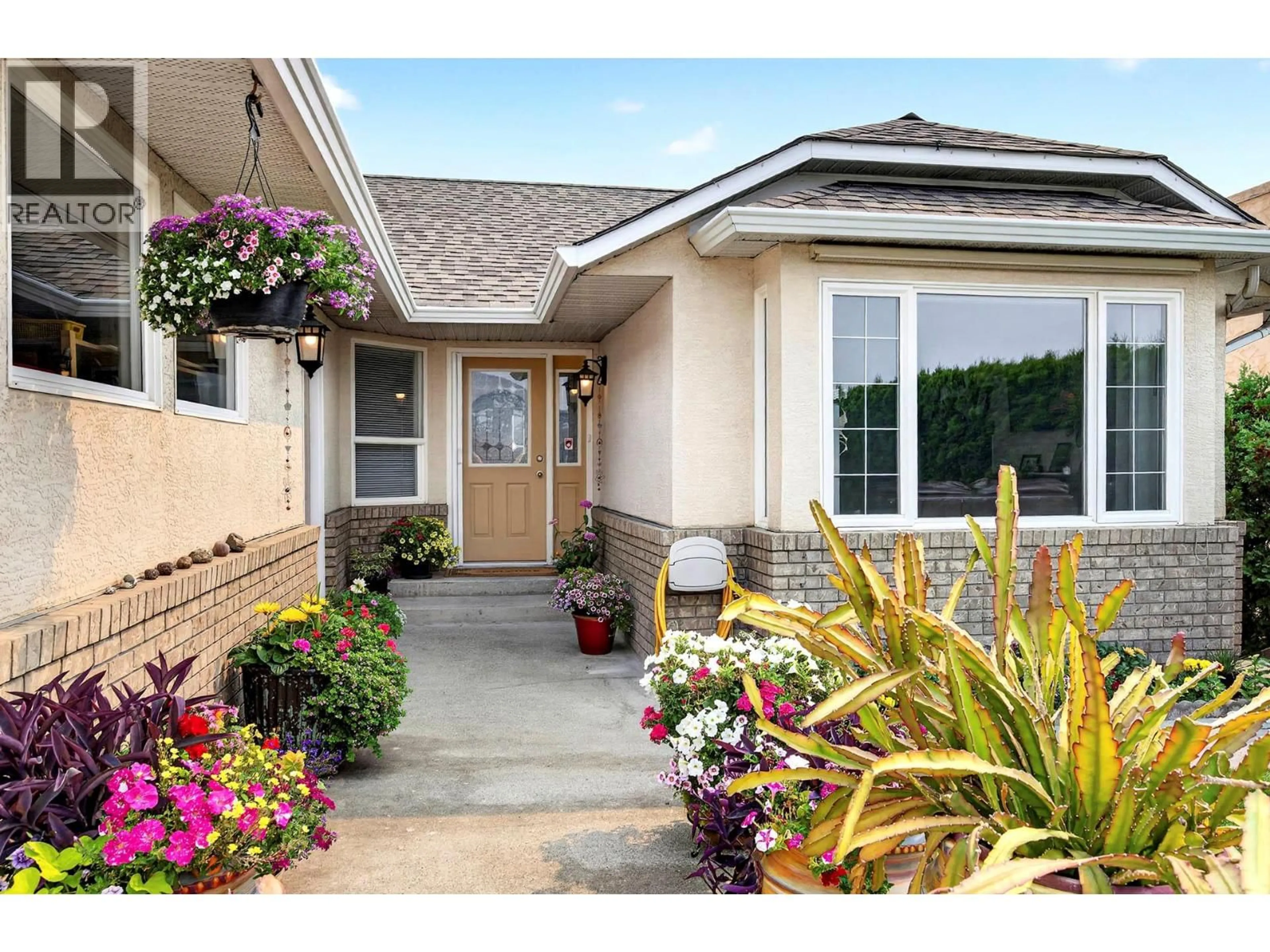 Home with vinyl exterior material, street for 1836 NORVIEW PLACE, Kamloops British Columbia V2B8L8