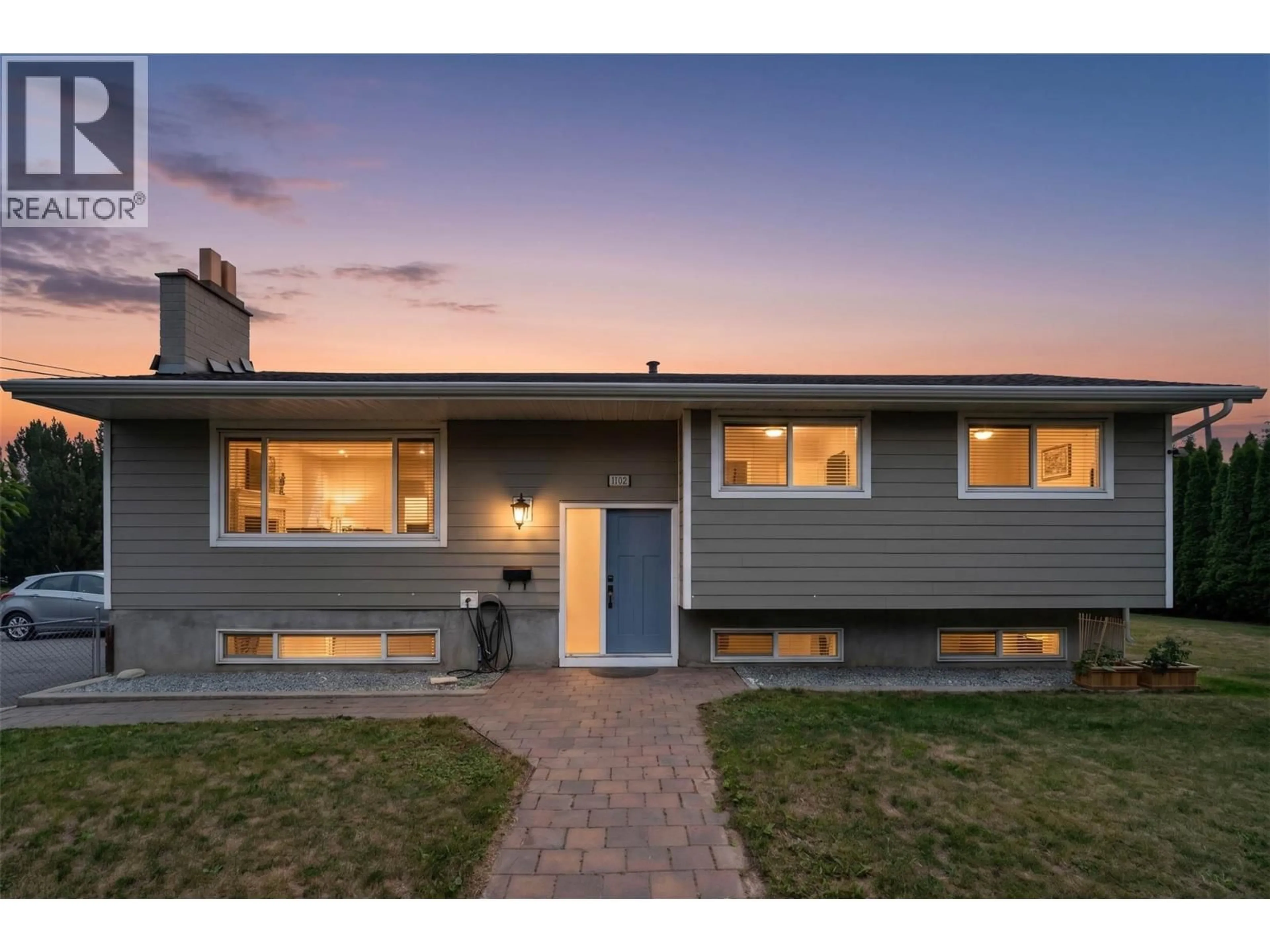 Home with vinyl exterior material, street for 1102 KEMANO STREET, Kamloops British Columbia V2B7M2