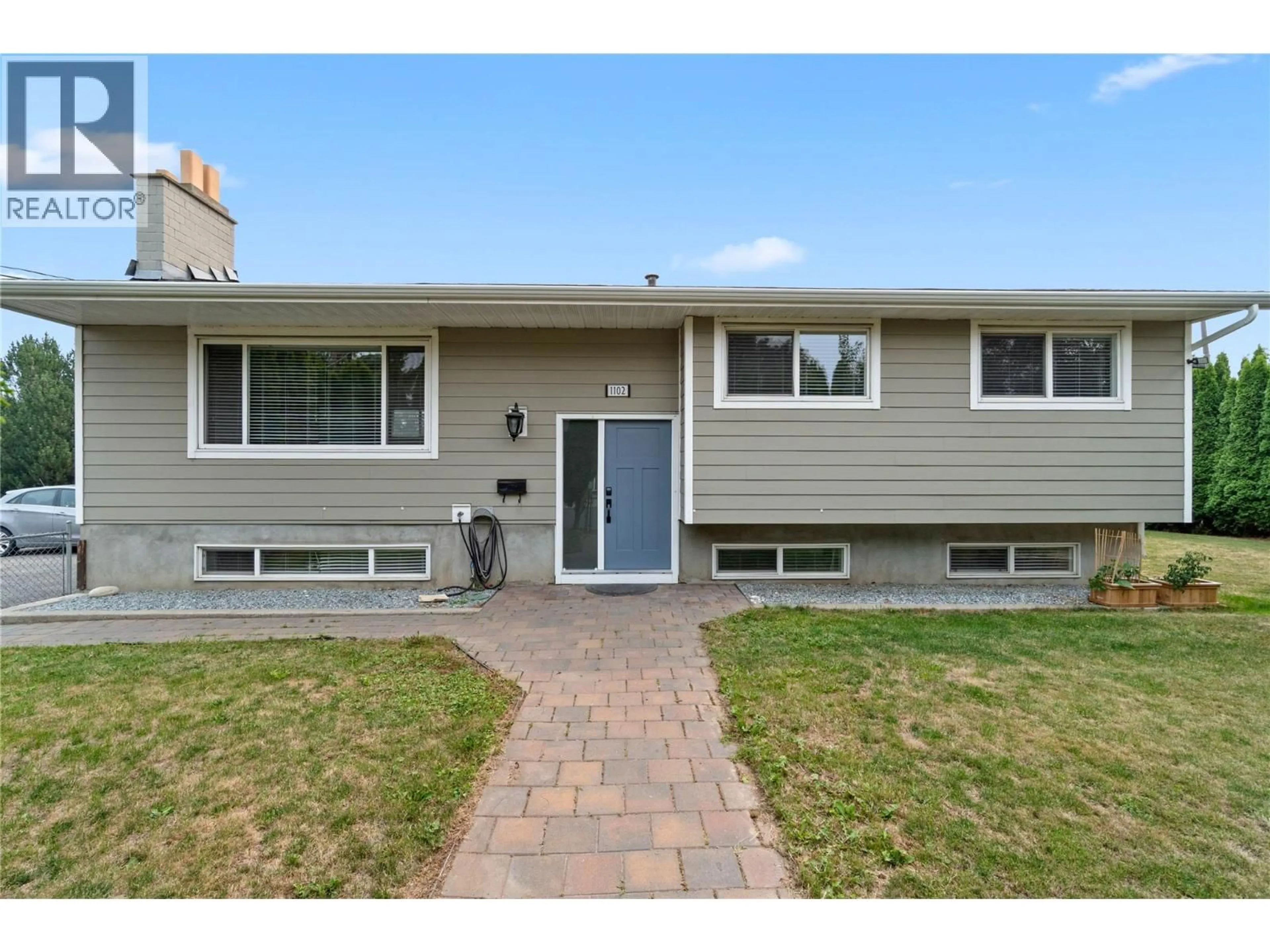 Home with vinyl exterior material, street for 1102 KEMANO STREET, Kamloops British Columbia V2B7M2
